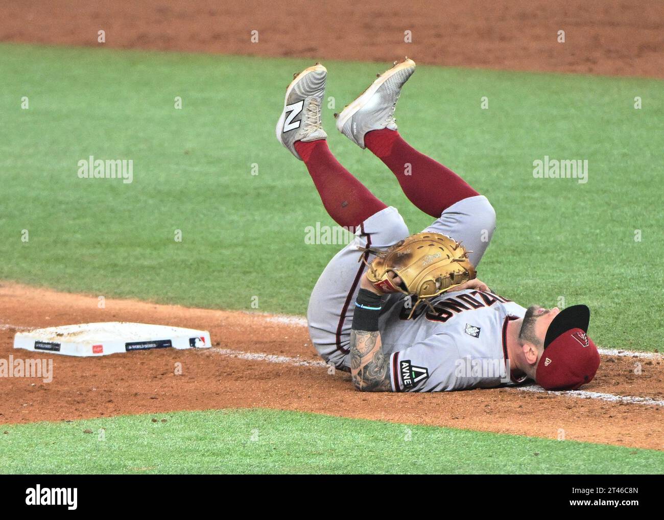 Arlington, Stati Uniti. 28 ottobre 2023. Christian Walker, prima base degli Arizona Diamondbacks, giace sulla schiena dopo essersi allungato per la palla nel nono inning contro i Texas Rangers in gara 2 delle World Series 2023 al Globe Life Field di Arlington, Texas, sabato 28 ottobre 2023. Foto di Ian Halperin/UPI credito: UPI/Alamy Live News Foto Stock