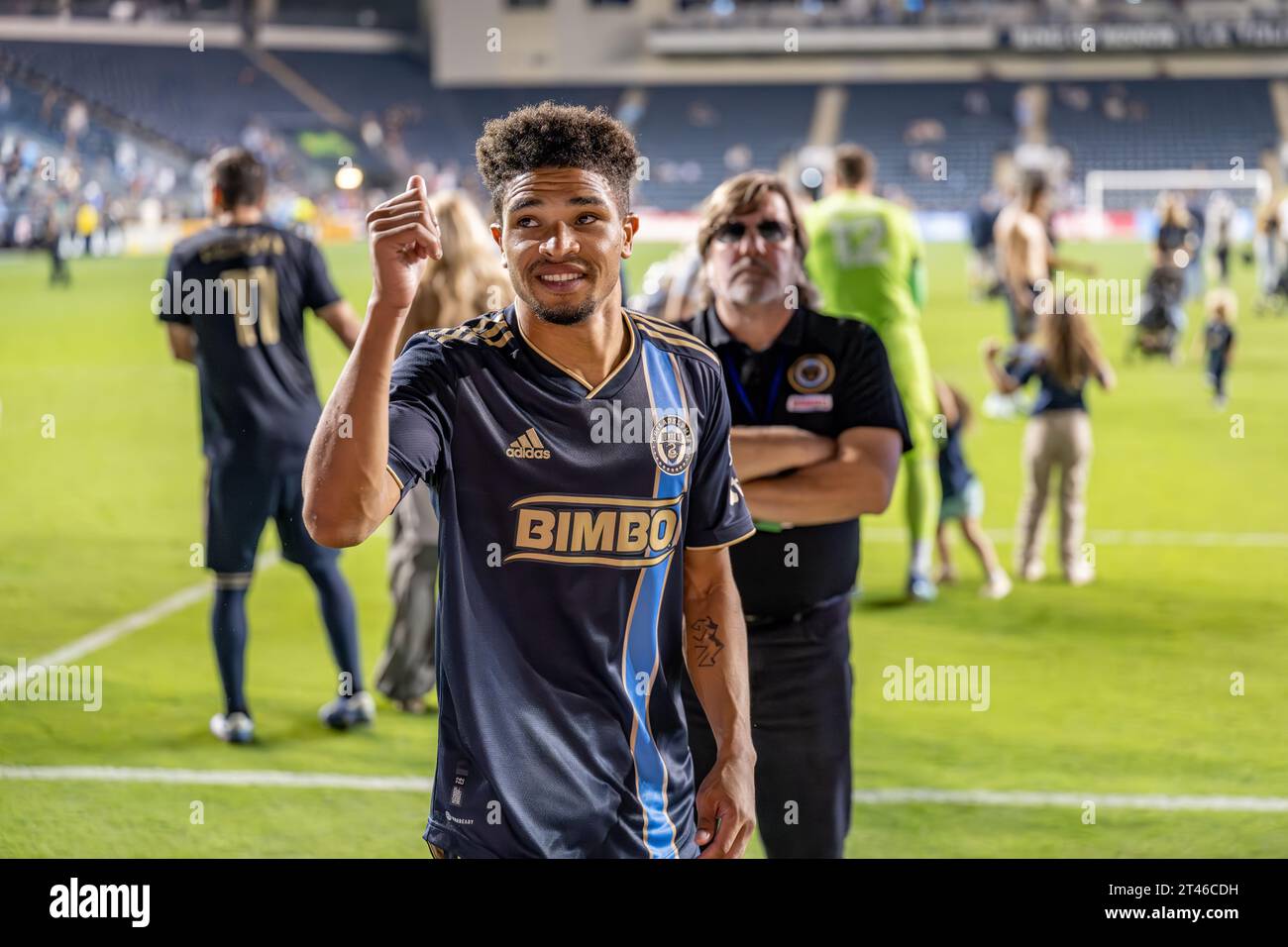 Nathaniel Harriel centrocampista della Philadelphia Union interagisce con i tifosi dopo una partita di football della MLS - giocatore della Major League Soccer dopo la partita dei playoff contro la New England Revolution con la guardia giurata che guarda Credit: Don Mennig / Alamy News Foto Stock