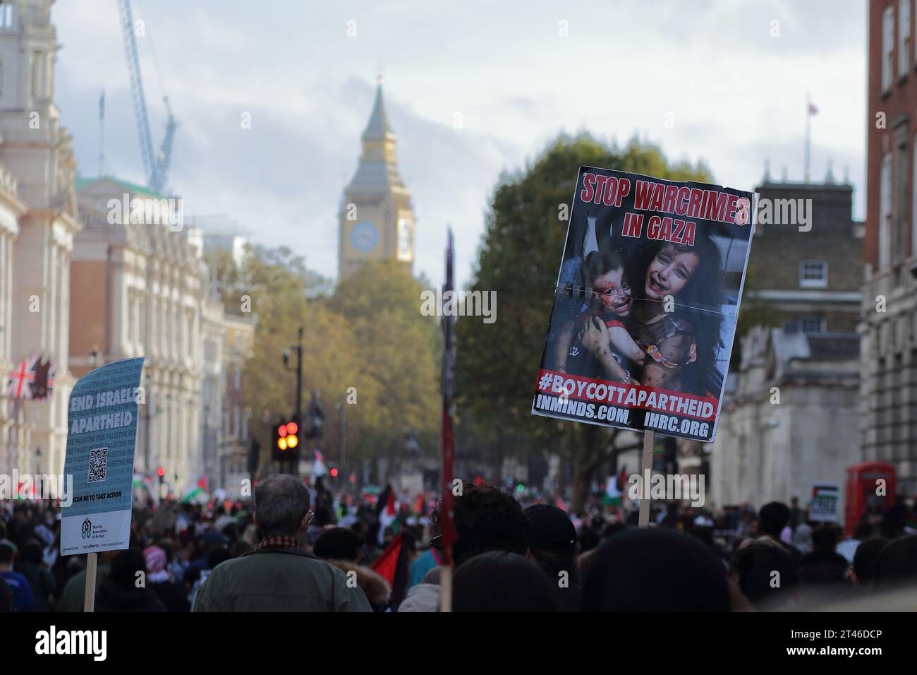 Londra, Regno Unito, 28 ottobre 2023, migliaia di persone hanno marciato a sostegno del popolo palestinese nella striscia di Gaza chiedendo la fine dei bombardamenti contro civili. Foto Stock