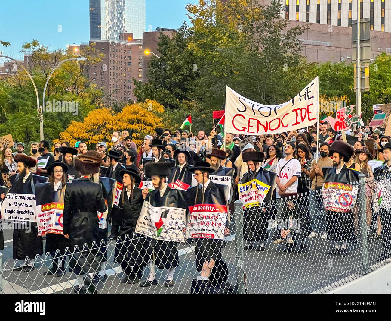 Brooklyn, New York, USA. 28 ottobre 2023. Gli ebrei e i newyorkesi musulmani attraversano il ponte di Brooklyn a New York per manifestarsi in solidarietà con la Palestina. (Immagine di credito: © Ryan Rahman/Pacific Press via ZUMA Press Wire) SOLO USO EDITORIALE! Non per USO commerciale! Foto Stock