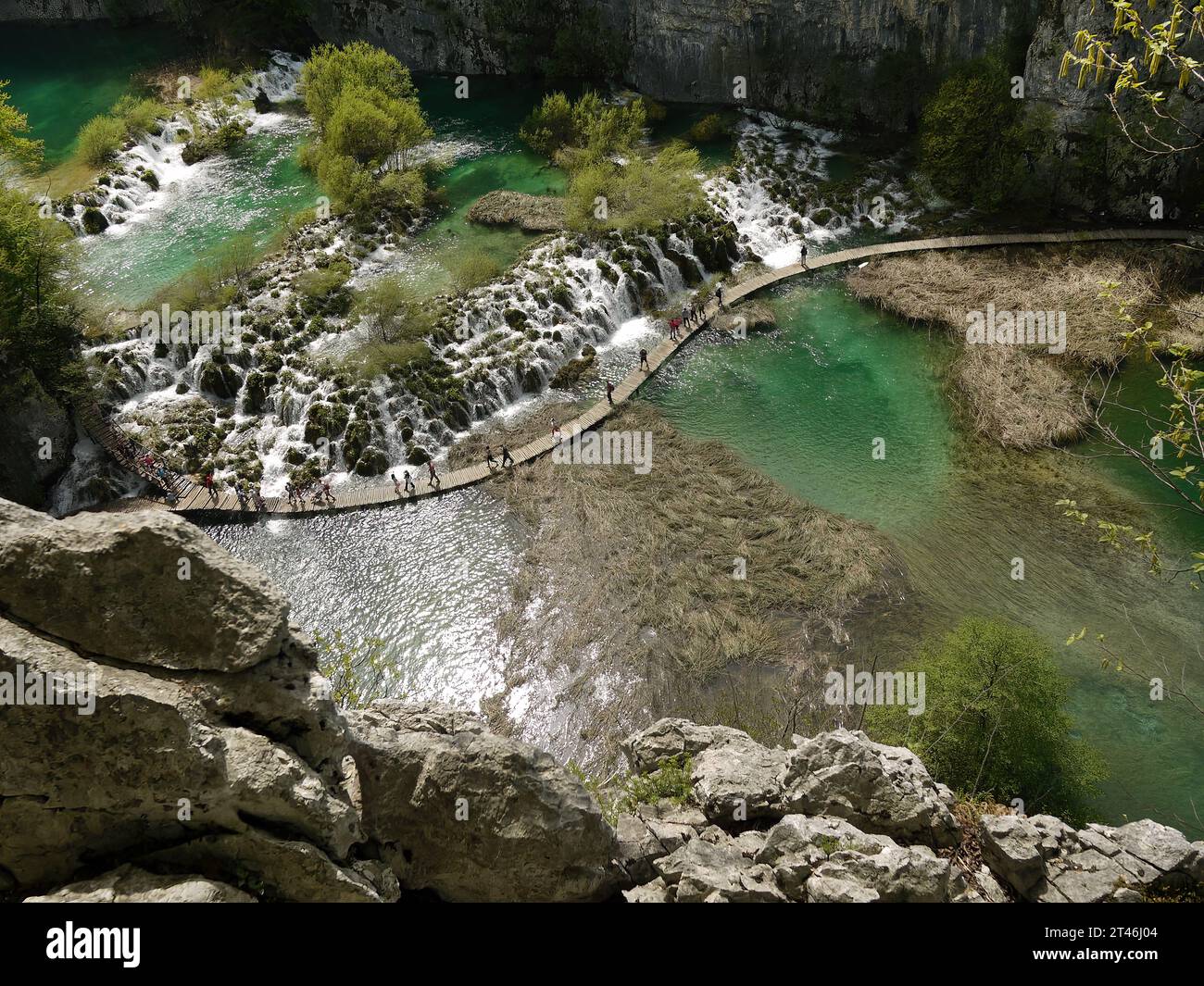 Bassa velocità dell'otturatore di splendide cascate, parco nazionale dei laghi di Plitvice UNESCO, spettacolare insolito paesaggio, foresta alpina verde con fogliame verde, immersioni biologiche Foto Stock