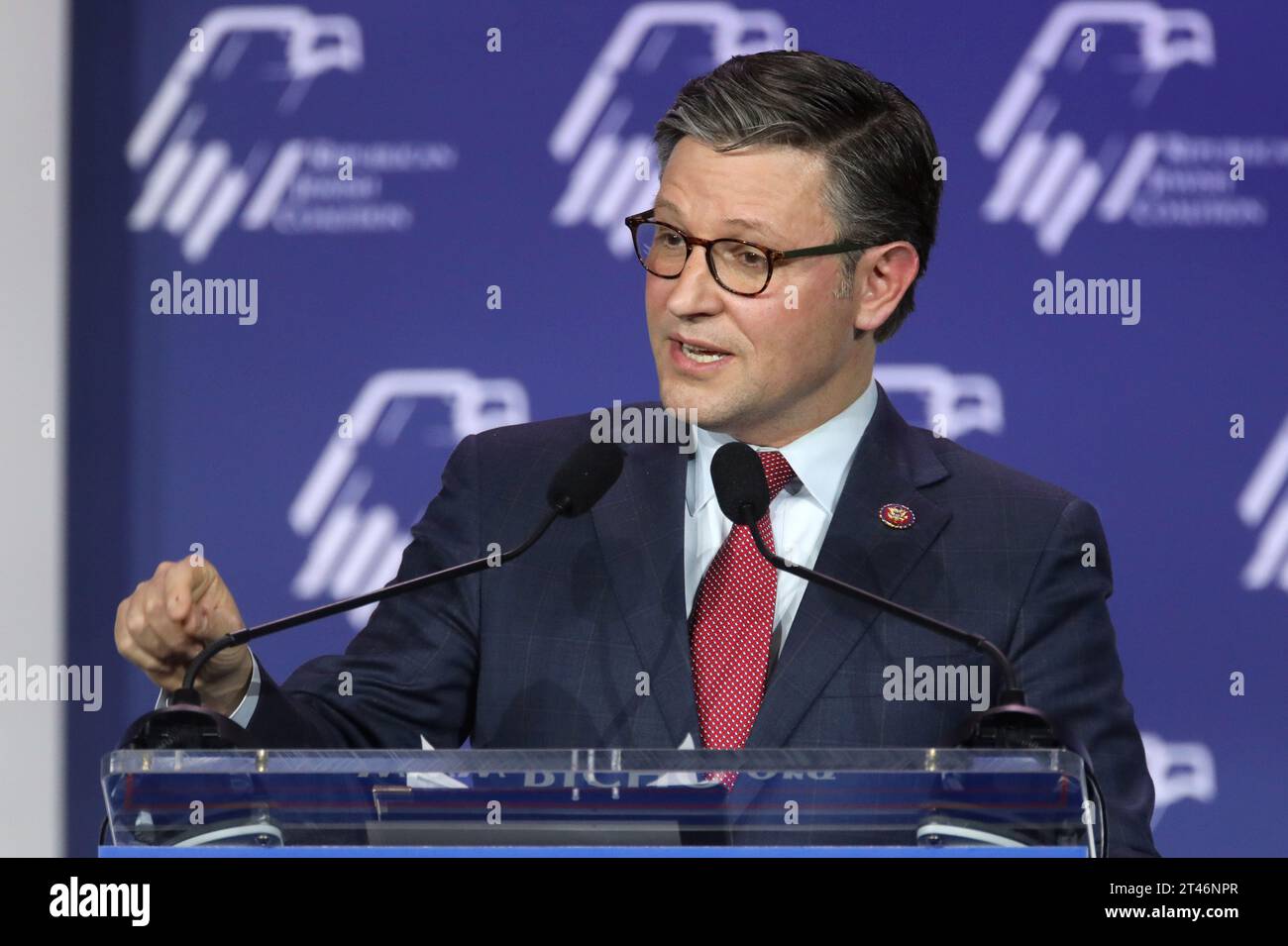 Sorpresa, Arizona, USA. 28 ottobre 2023. Il presidente della camera Mike Johnson parla al vertice annuale della leadership della coalizione ebraica repubblicana 2023 a Las Vegas, Nevada. (Immagine di credito: © Gage Skidmore/ZUMA Press Wire) SOLO USO EDITORIALE! Non per USO commerciale! Foto Stock