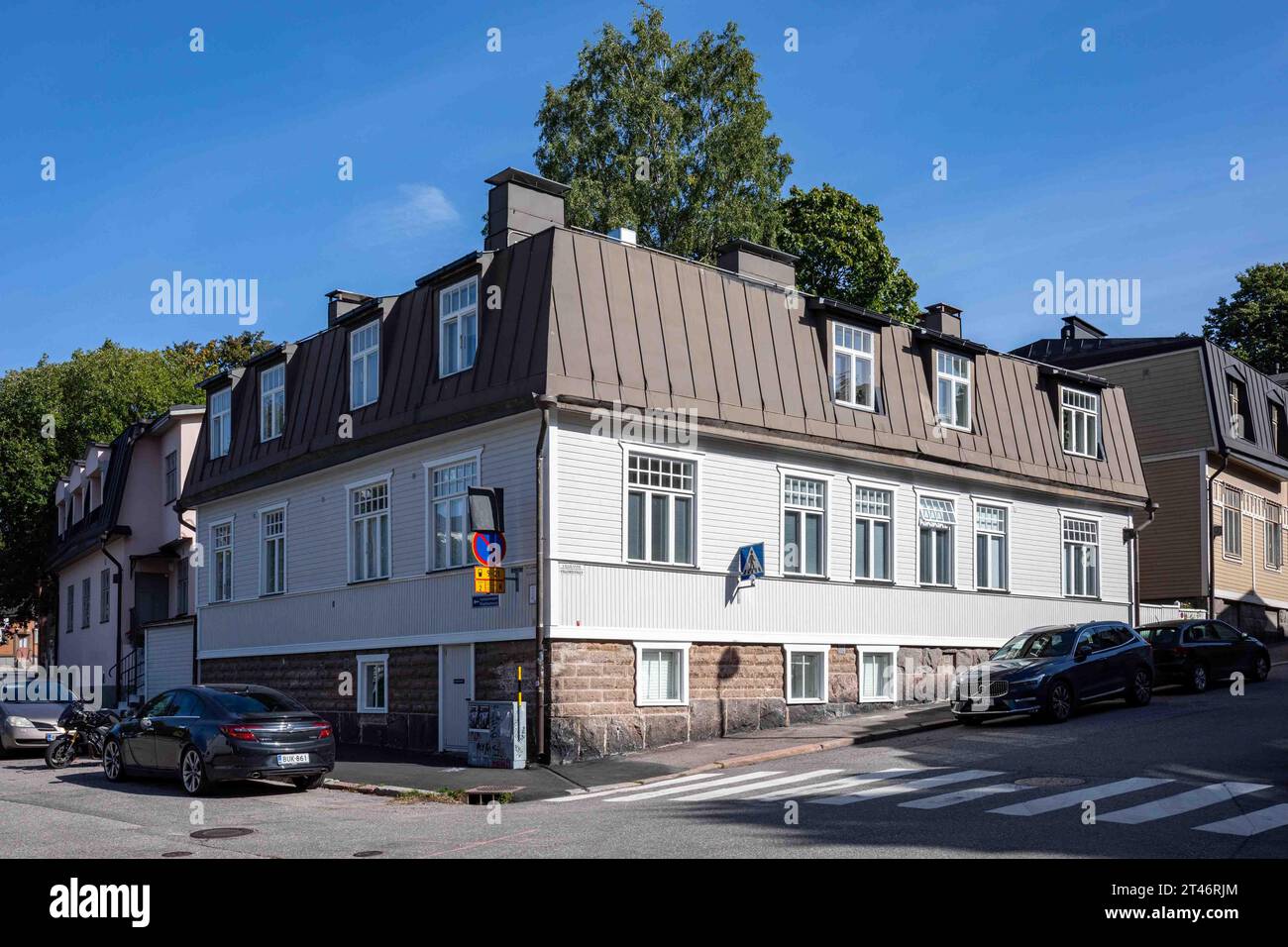 Edificio residenziale in legno all'angolo tra Suvannontie e Vallilan TIE nel quartiere Puu-Vallila di Helsinki, Finlandia Foto Stock