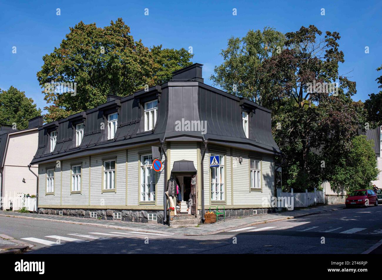 Edificio residenziale in legno all'angolo tra Suvannontie e Roineentie in una soleggiata giornata autunnale nel quartiere Puu-Vallila di Helsinki, Finlandia Foto Stock