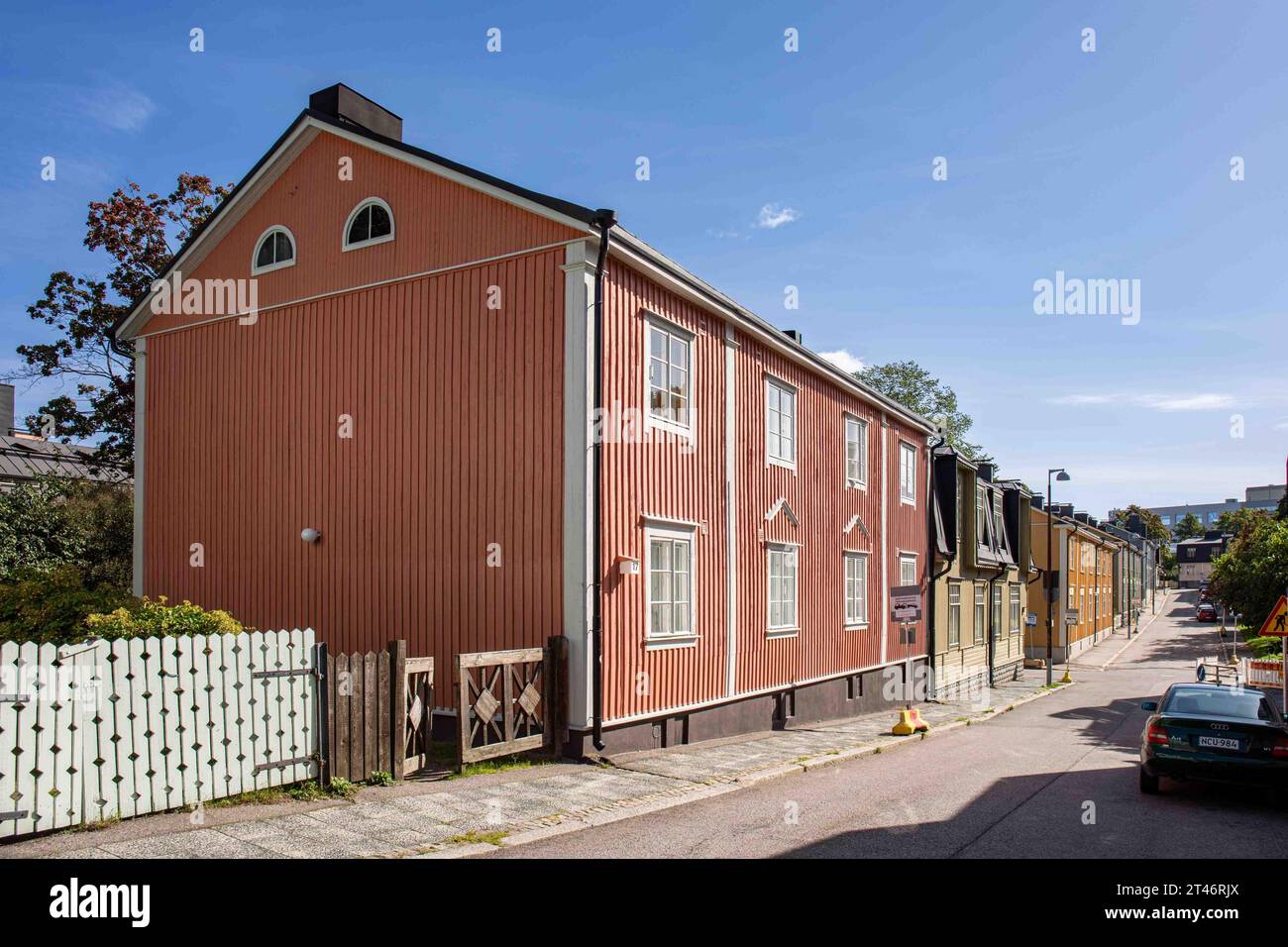 Vista sulla via Keuruuntie con vecchi edifici residenziali in legno nel quartiere Puu-Vallila di Helsinki, Finlandia Foto Stock