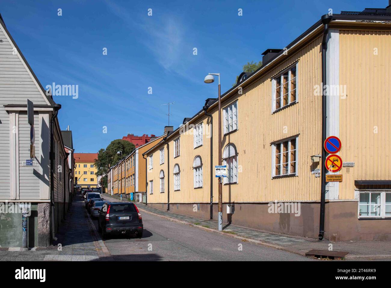 Vista sulla via Vanajantie con vecchi edifici residenziali in legno nel quartiere Puu-Vallila di Helsinki, Finlandia Foto Stock