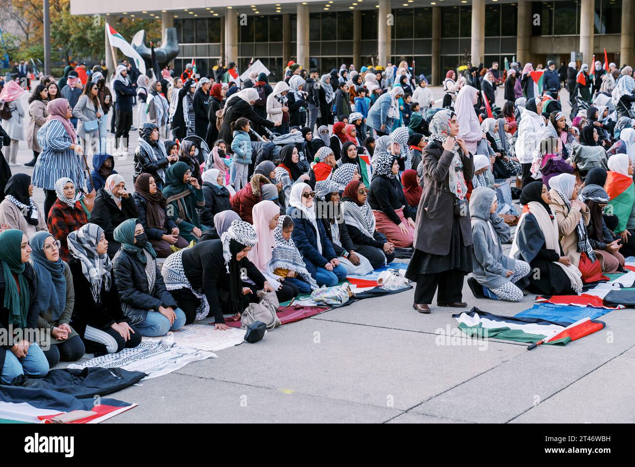 Preghiera Per La Fine Della Guerra Toronto, Canada - 28 ottobre 2023: Preghiera musulmana dalla Palestina