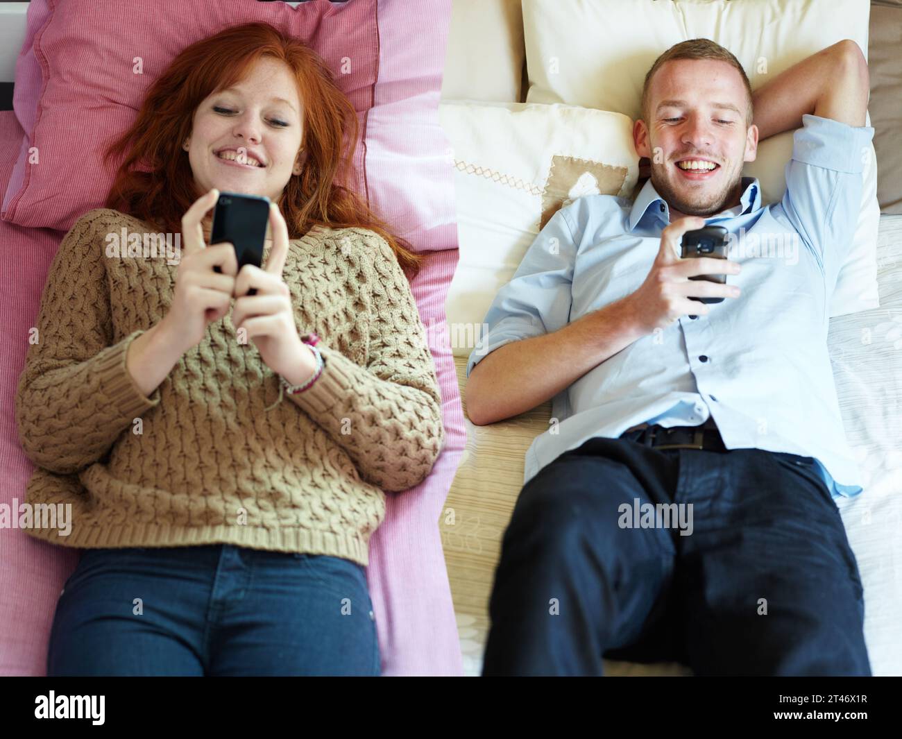 Relazione a distanza, telefono e coppia in un letto per chiacchierare, comunicare o comunicare in case diverse. Smartphone, app di rete e vista dall'alto di Foto Stock