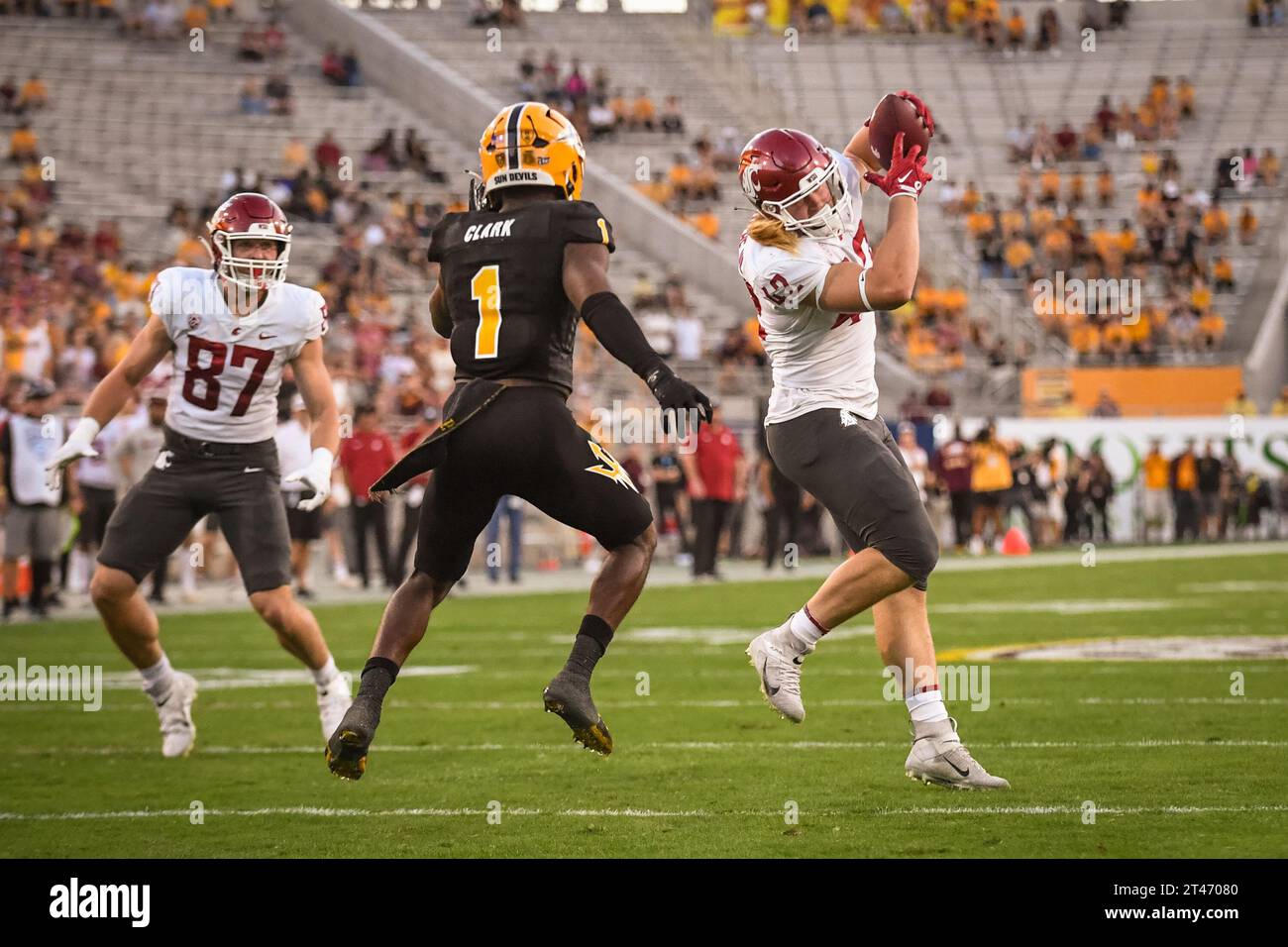 Il tight end dei Washington State Cougars Billy Riviere III (42) segnò nuovamente un touchdown nel primo quarto di una partita di football universitario della NCAA Foto Stock