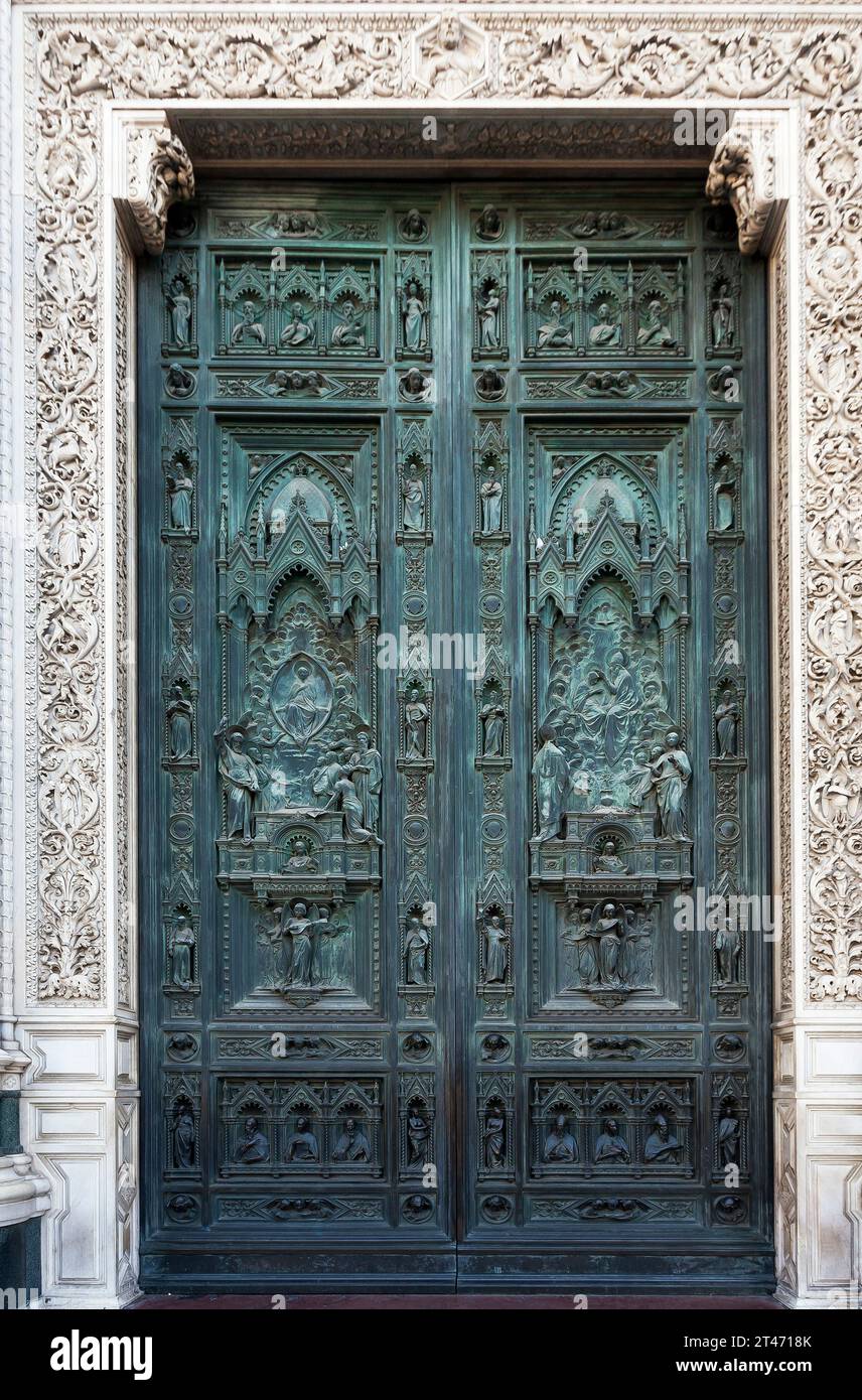 L'ingresso principale della cattedrale di Firenze, Toscana, Italia. La grande porta principale in bronzo della Cattedrale fu realizzata da Augusto Passaglia e fu Foto Stock
