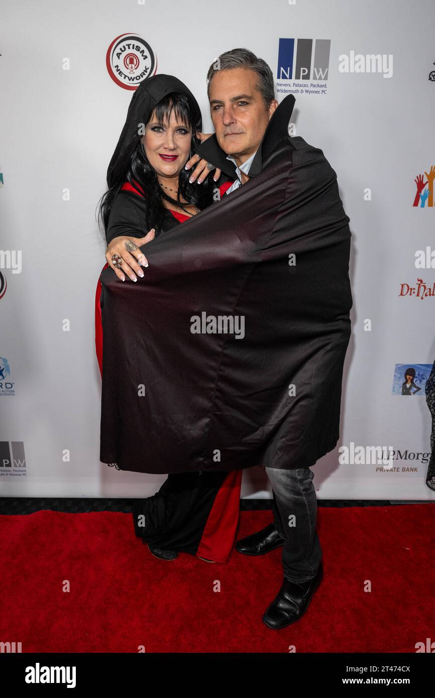 Los Angeles, USA. 28 ottobre 2023. Gli sponsor Tamara e Michael Berges partecipano alla seconda raccolta fondi annuale di All Ghouls Gala per l'Autism Care Today al Woodland Hills Country Club, Los Angeles, CA 28 ottobre 2023 crediti: Eugene Powers/Alamy Live News Foto Stock