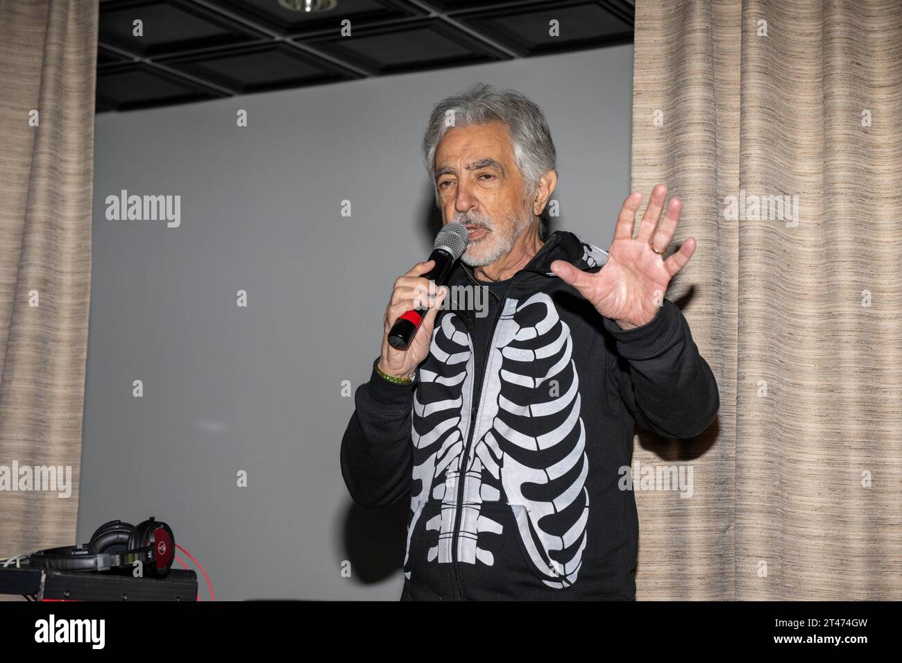 Los Angeles, USA. 28 ottobre 2023. L'attore Joe Mantegna presenta check to Charity 2nd Annual All Ghouls Gala fundraiser for Autism Care Today al Woodland Hills Country Club, Los Angeles, CA 28 ottobre 2023 Credit: Eugene Powers/Alamy Live News Foto Stock