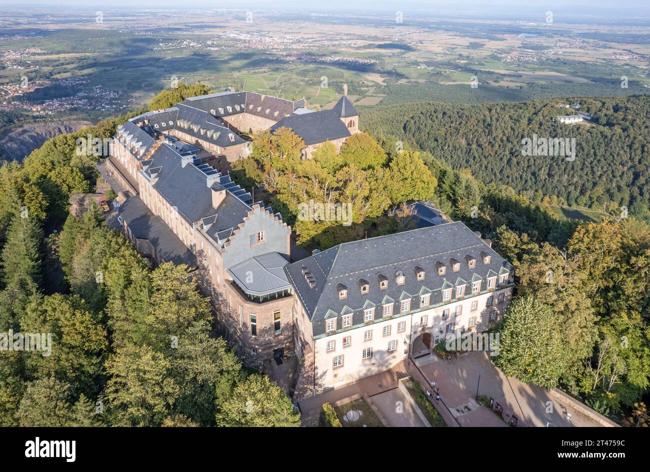 Francia, Bas-Rhin (67), Mont Saint-Odile, abbaye de Hohenbourg encore appelée couvent du Mont-Sainte-Odile, face à la plaine d'Alsace (vue aérienne) // Foto Stock