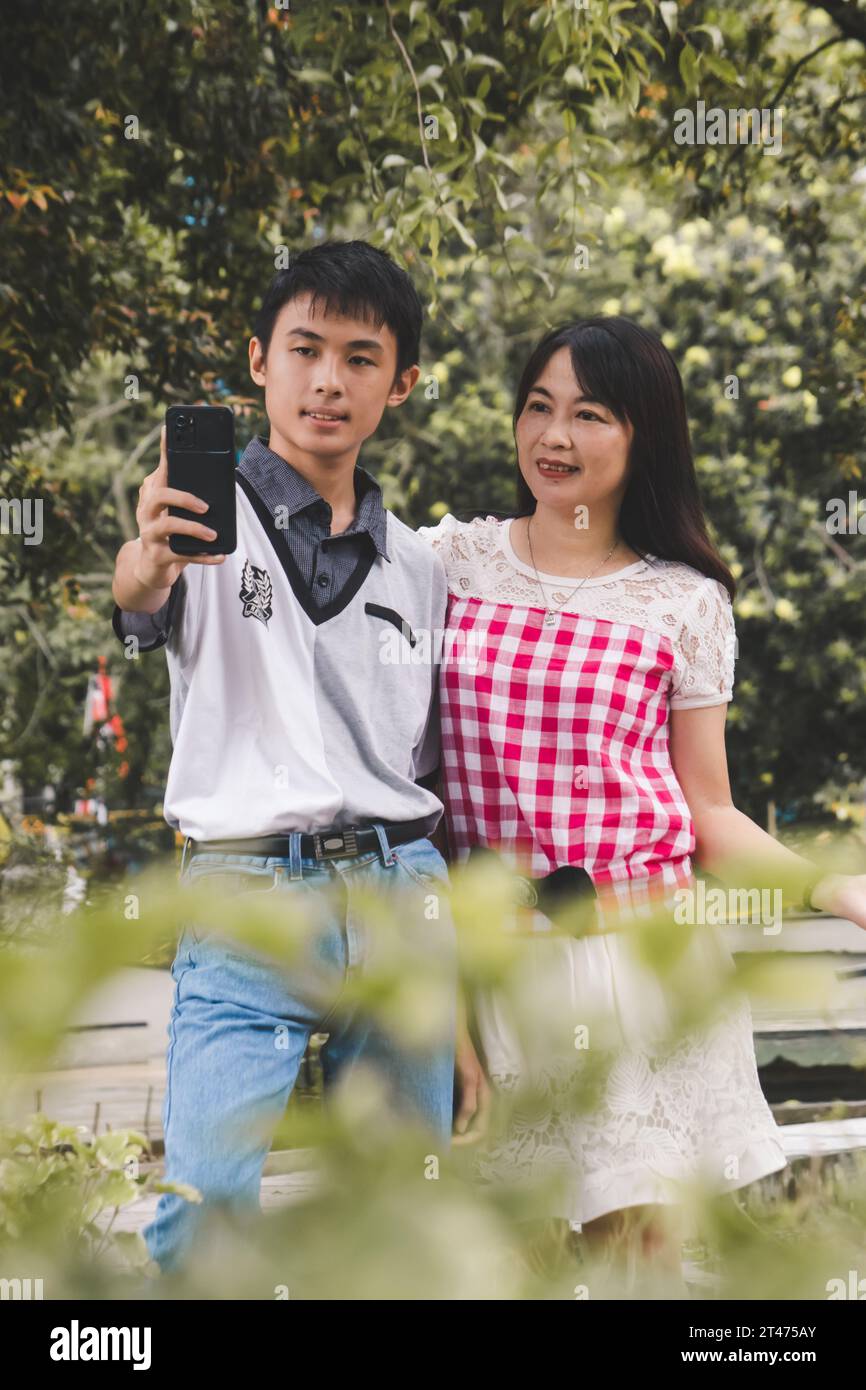 Madre e figlio che fanno selfie nel parco, Quality Time Foto Stock