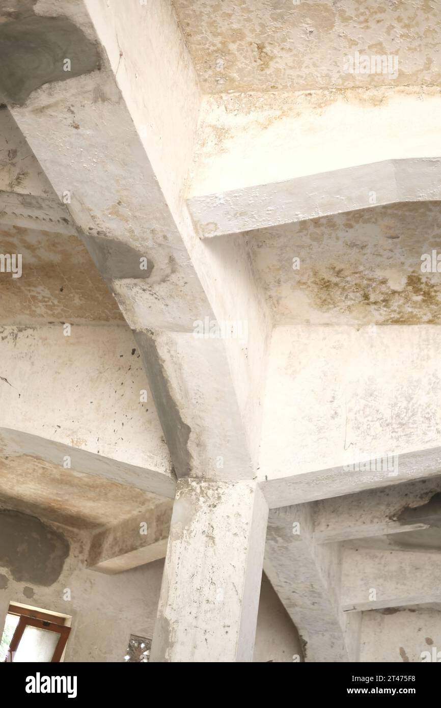 L'architettura storica: Antiche colonne e muri in pietra in un interno vuoto Foto Stock