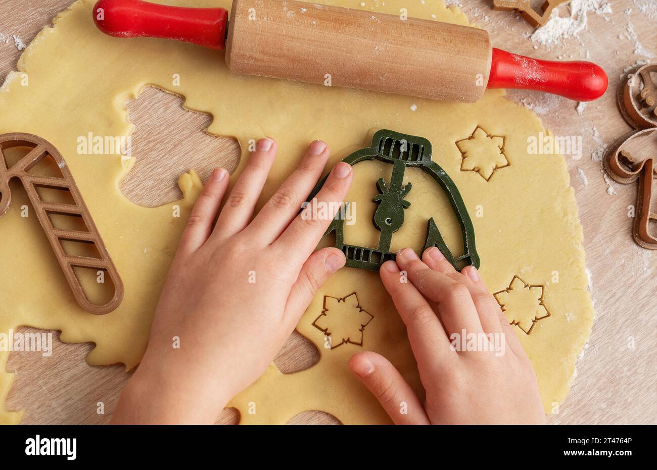 Mani per bambini con biscotti al pan di zenzero su sfondo di legno, vista dall'alto Foto Stock