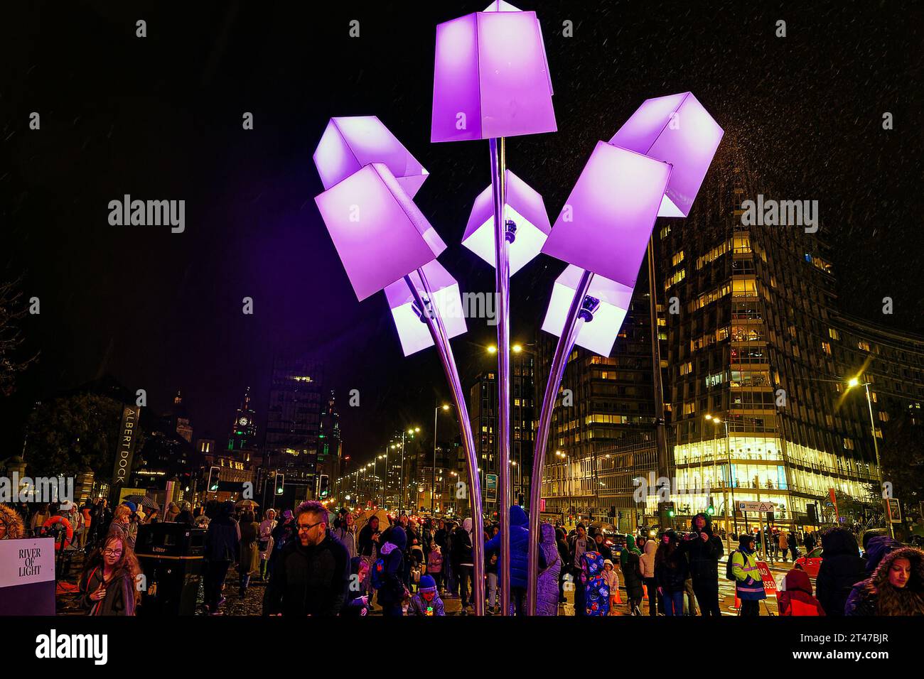 28 ottobre 2023, LIVERPOOL, regno Unito: 28 ottobre 2023 Liverpool, Regno Unito :..il festival River of Light torna sul lungomare di Liverpool per il 2023 : â€œLampshades Bouquetâ â€« progettato dallo studio artistico francese TILT che si ispira agli oggetti di uso quotidiano e ha creato gigantesche versioni per esterni dell'umile lampada domestica, (Credit Image: © Andy Von Pip/ZUMA Press Wire) SOLO USO EDITORIALE! Non per USO commerciale! Foto Stock