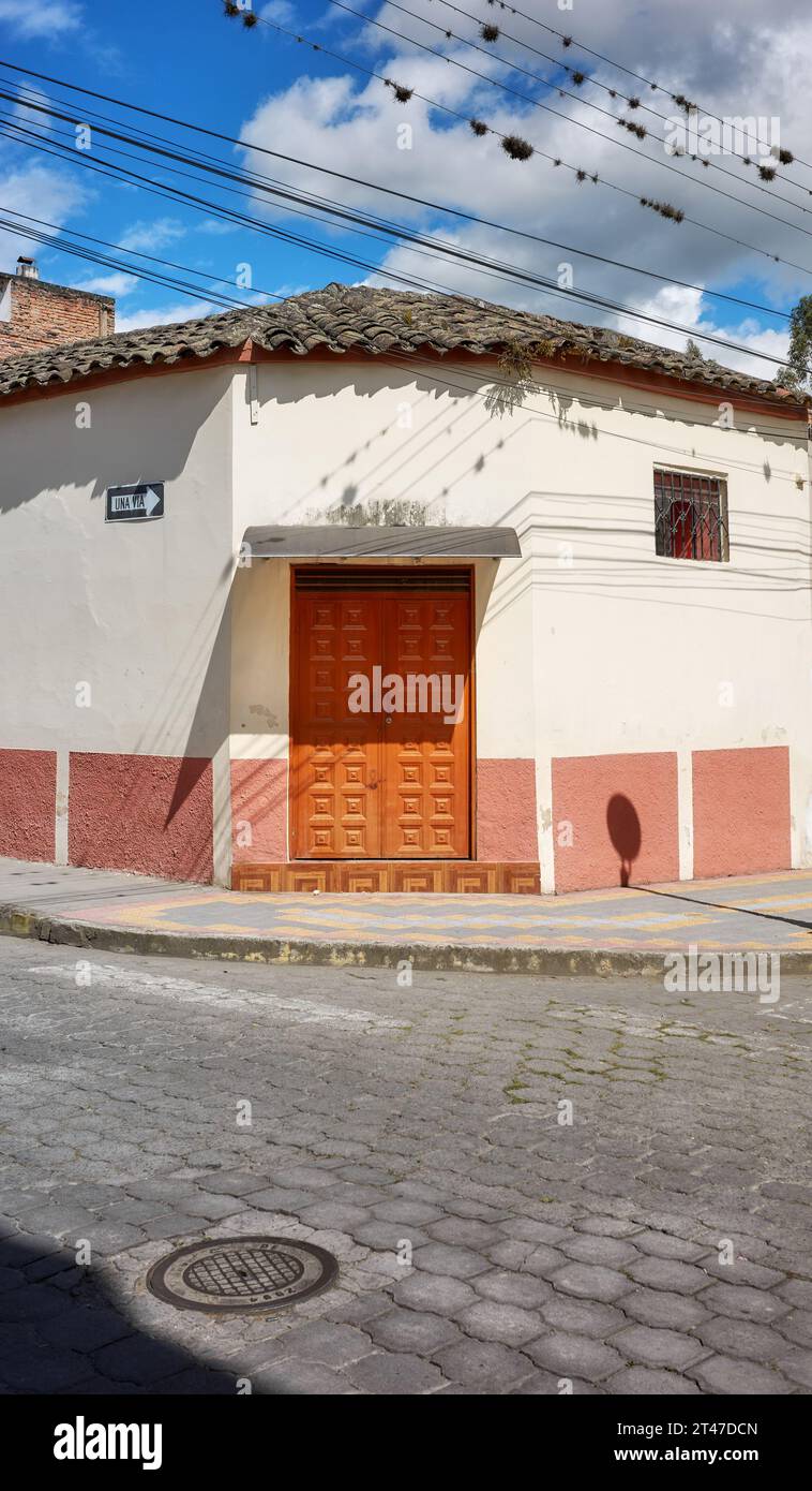 Vista della strada di un vecchio edificio a Otavalo, Ecuador. Foto Stock