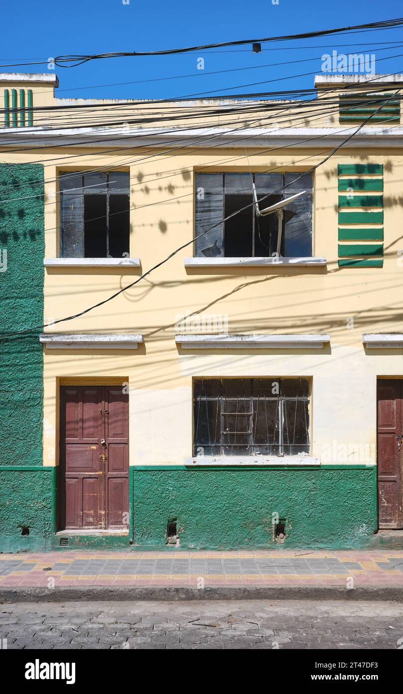 Vista della strada di un vecchio edificio a Otavalo, Ecuador. Foto Stock