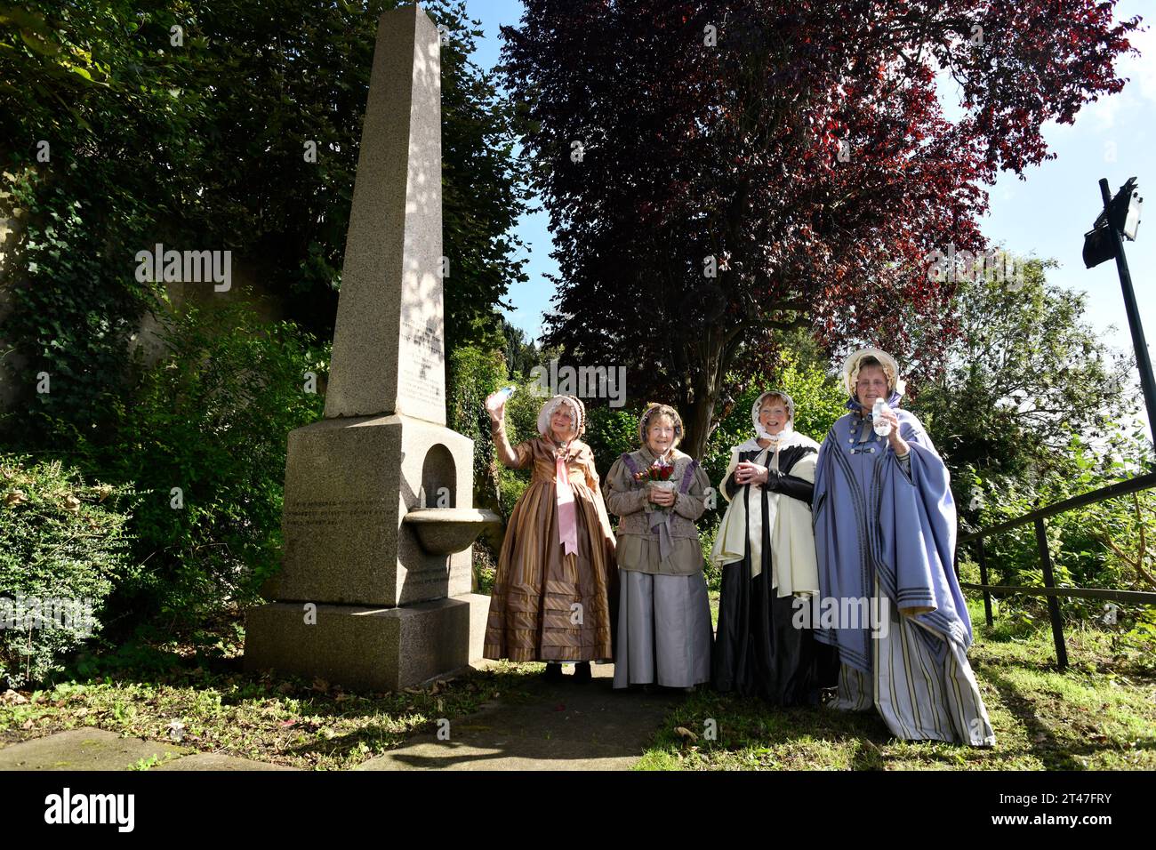 Abiti da donna in costume d'epoca vittoriana a Ironbridge, Shropshire, sito patrimonio dell'umanità dell'UNESCO, Inghilterra, Regno Unito. Campagna per il restauro delle fontane . Foto Stock