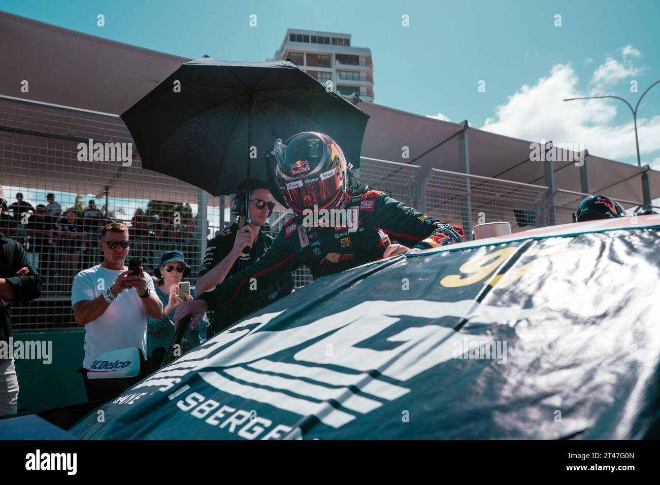 Gold Coast, Australia. 29 ottobre 2023. Shane Van Gisbergen di Triple Eight Race Engineering entra nella sua Chevrolet Camaro n. 97 poco prima dell'inizio di gara 26 al Boost Mobile Gold Goast 500. Crediti: James Forrester/Alamy Live News Foto Stock