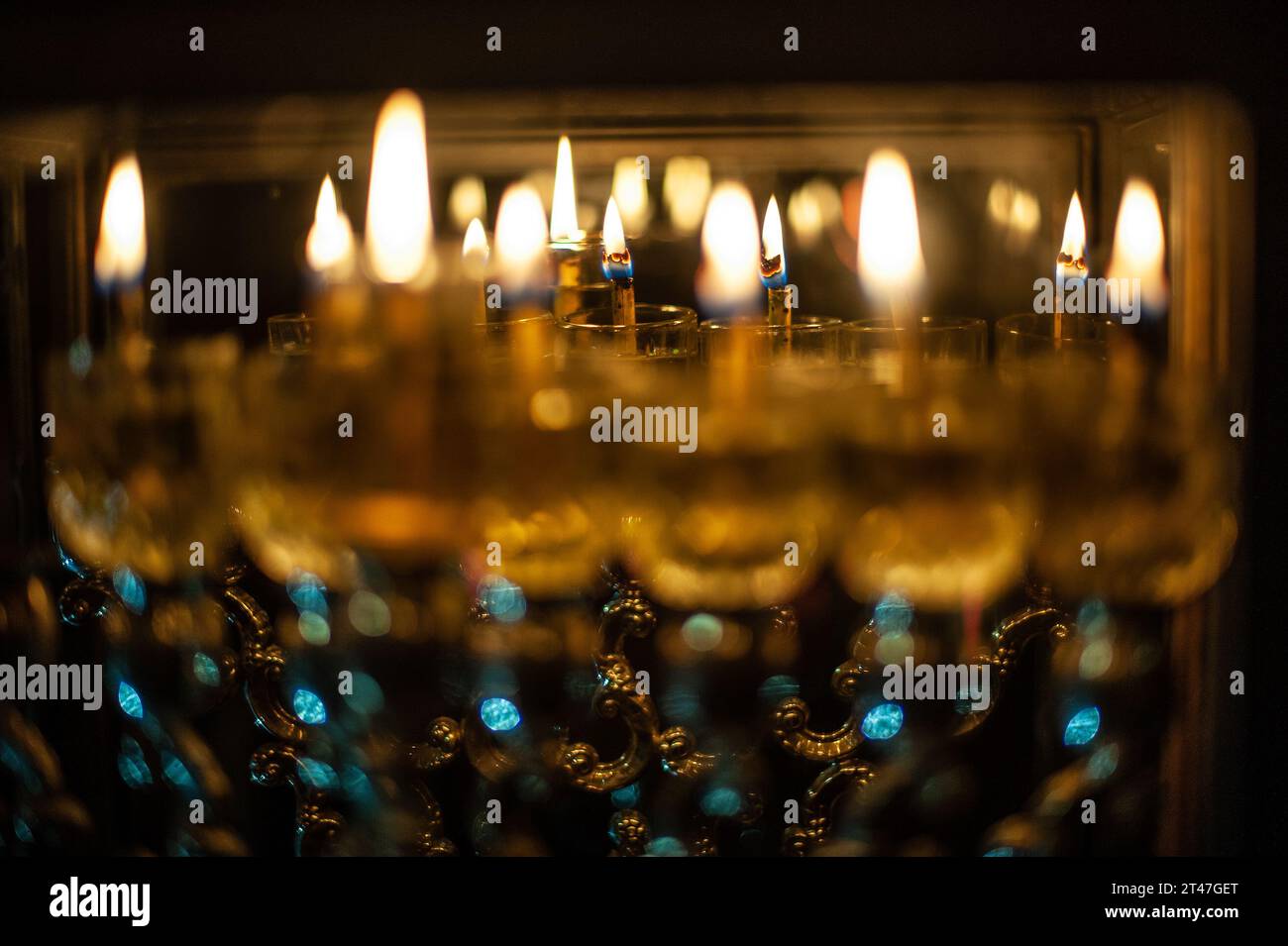 Le fiale di vetro contengono olio e stoppini brucianti in una menorah luminosa a Gerusalemme l'ottava notte della festa ebraica di Hanukkah Foto Stock