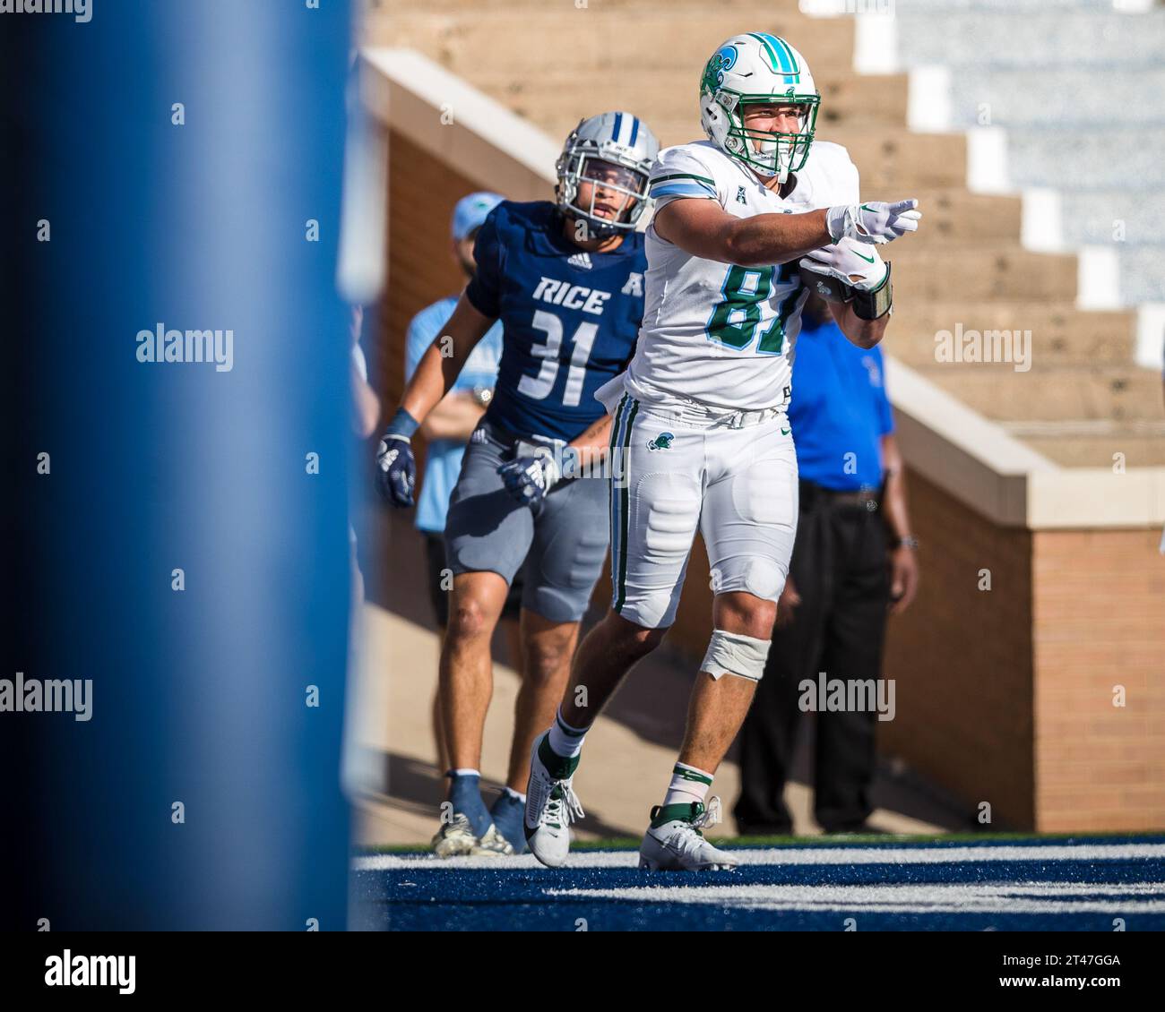 Houston, Texas, Stati Uniti. 28 ottobre 2023. Il tight end di Tulane Green Wave Alex Bauman (87) festeggia il suo touchdown da 1 yard mentre la safety dei Rice Owls Tyson Flowers (31) guarda durante la partita di football NCAA tra i Tulane Green Wave e i Rice Owls al Rice Stadium di Houston, Texas. Tulane sconfisse Rice 30-28. Prentice C. James/CSM/Alamy Live News Foto Stock