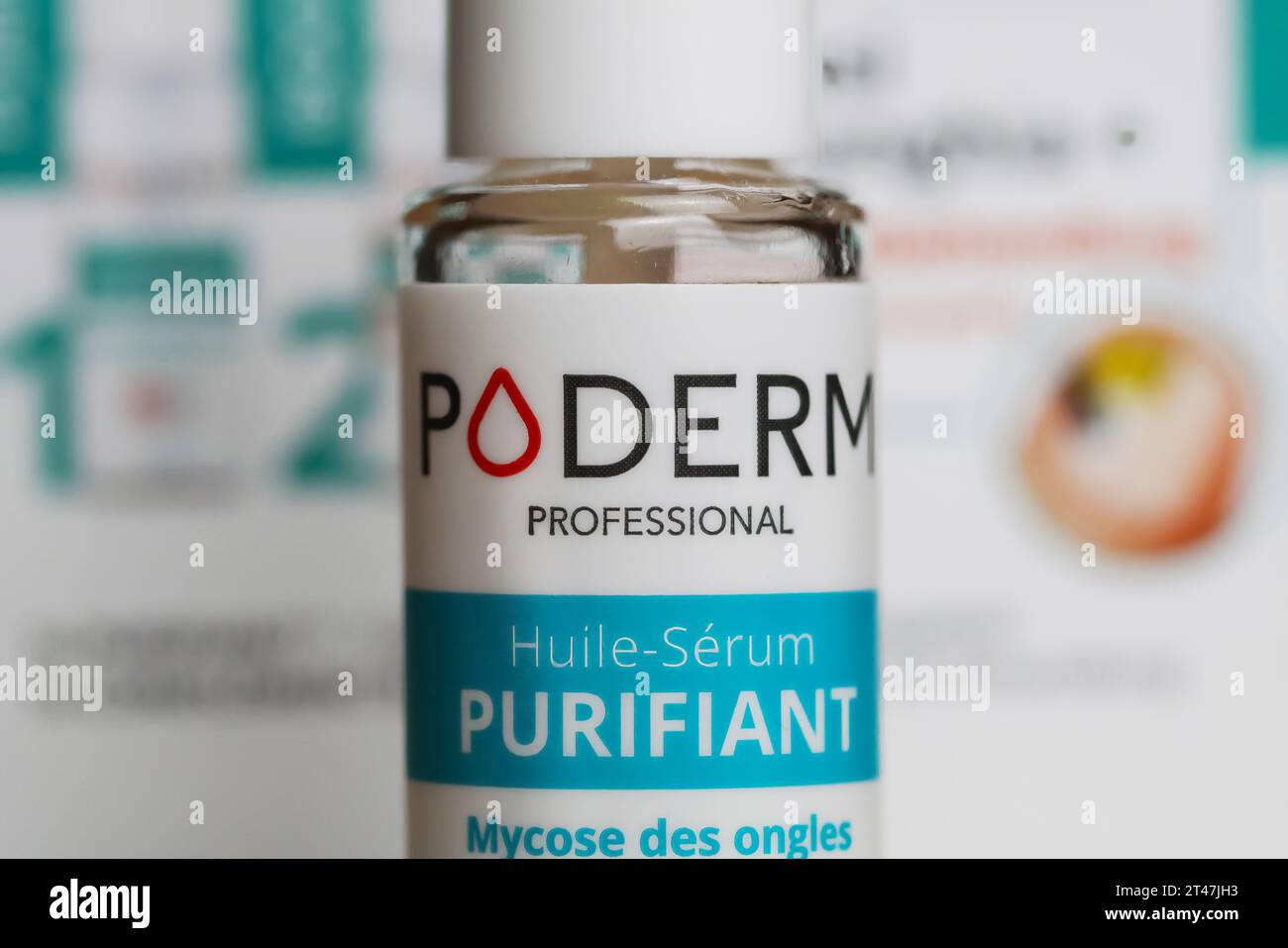 Viersen, Germania - 9 ottobre. 2023: Siero per smalto podermico in bottiglia per il trattamento con funghi ungueali Foto Stock