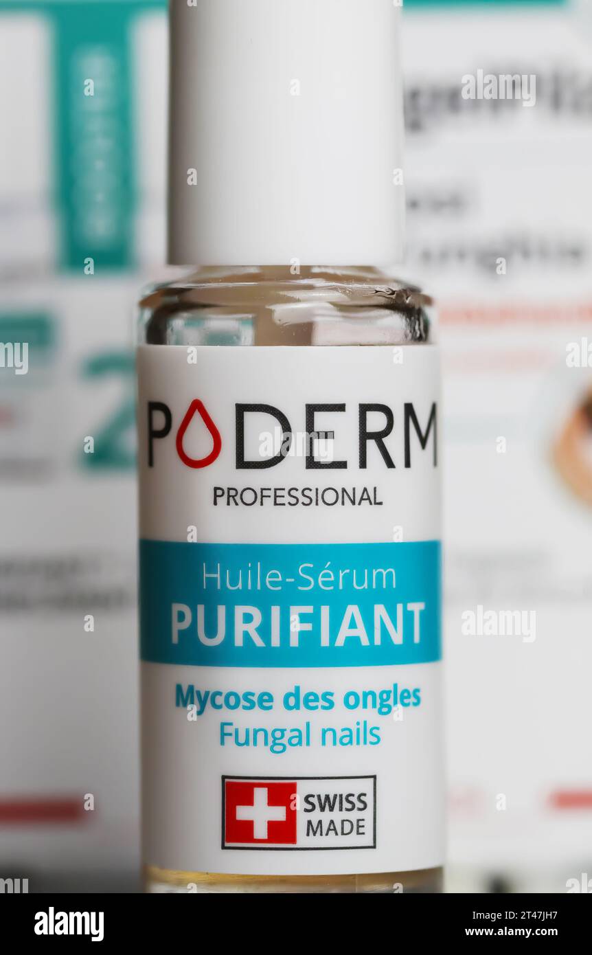 Viersen, Germania - 9 ottobre. 2023: Siero per smalto podermico in bottiglia per il trattamento con funghi ungueali Foto Stock