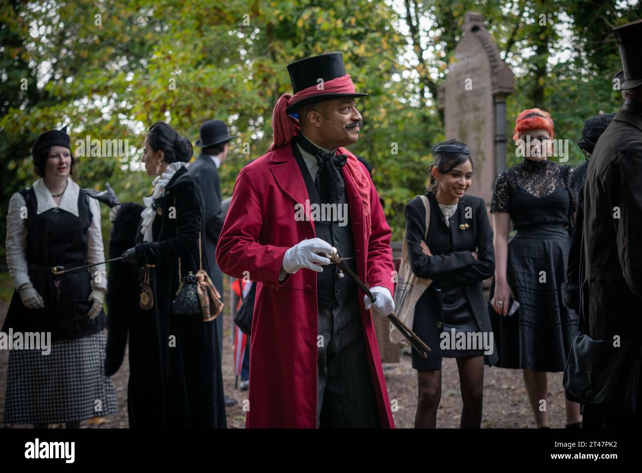 Londra, Regno Unito. 29 ottobre 2023. Riunione di Halloween della Society of Salome al Nunhead Cemetery. I devoti impeccabilmente vestiti della moda e della cultura dei periodi vittoriano, edoardiano e Art Deco si riuniscono per una passeggiata mattutina al cimitero di grado II. Crediti: Guy Corbishley/Alamy Live News Foto Stock