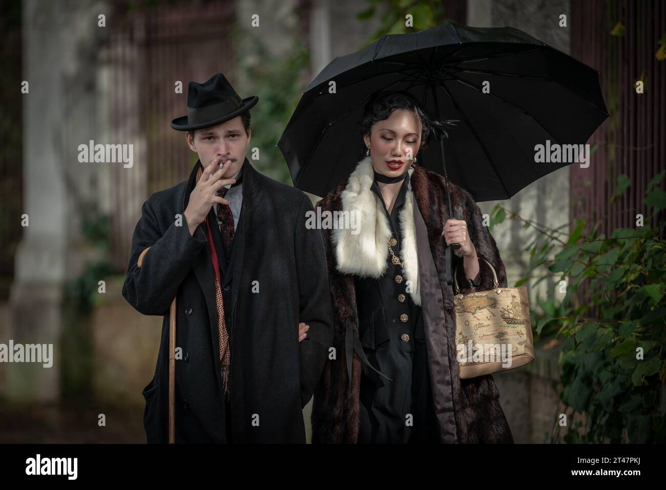 Londra, Regno Unito. 29 ottobre 2023. Riunione di Halloween della Society of Salome al Nunhead Cemetery. I devoti impeccabilmente vestiti della moda e della cultura dei periodi vittoriano, edoardiano e Art Deco si riuniscono per una passeggiata mattutina al cimitero di grado II. Crediti: Guy Corbishley/Alamy Live News Foto Stock