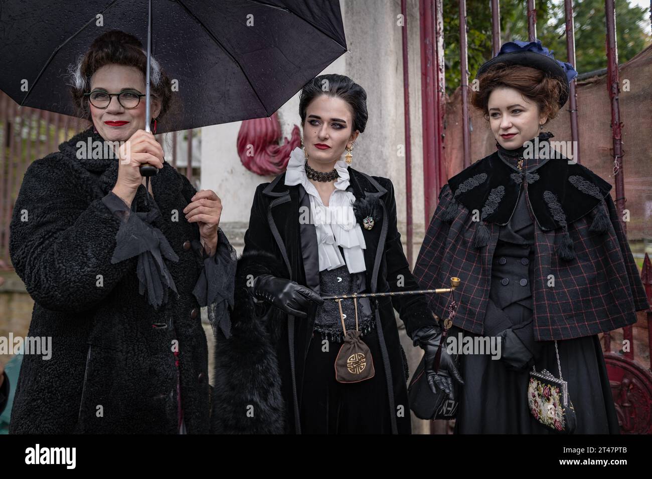Londra, Regno Unito. 29 ottobre 2023. Riunione di Halloween della Society of Salome al Nunhead Cemetery. I devoti impeccabilmente vestiti della moda e della cultura dei periodi vittoriano, edoardiano e Art Deco si riuniscono per una passeggiata mattutina al cimitero di grado II. Crediti: Guy Corbishley/Alamy Live News Foto Stock