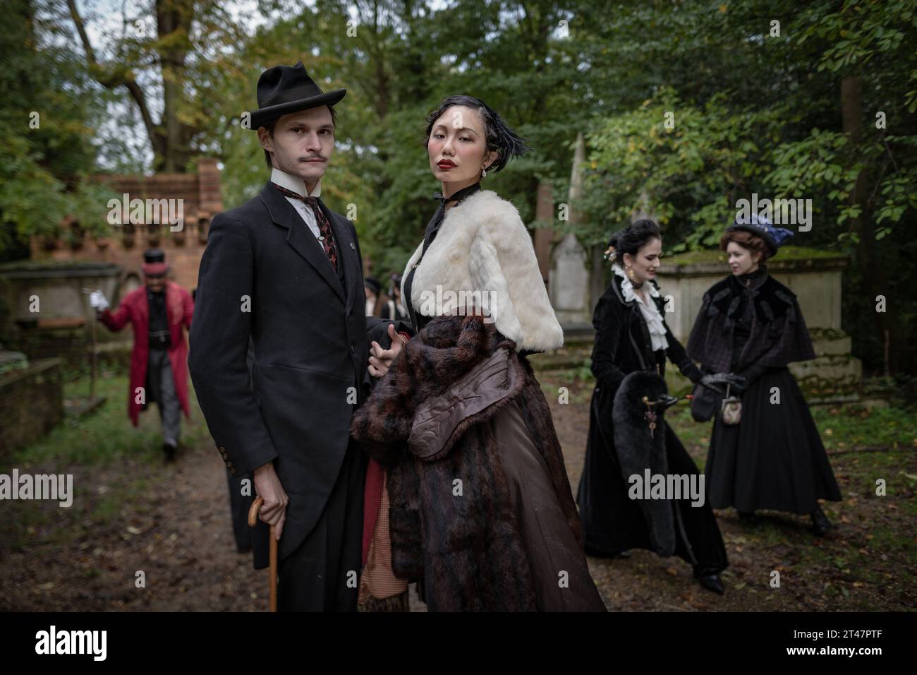 Londra, Regno Unito. 29 ottobre 2023. Riunione di Halloween della Society of Salome al Nunhead Cemetery. I devoti impeccabilmente vestiti della moda e della cultura dei periodi vittoriano, edoardiano e Art Deco si riuniscono per una passeggiata mattutina al cimitero di grado II. Crediti: Guy Corbishley/Alamy Live News Foto Stock
