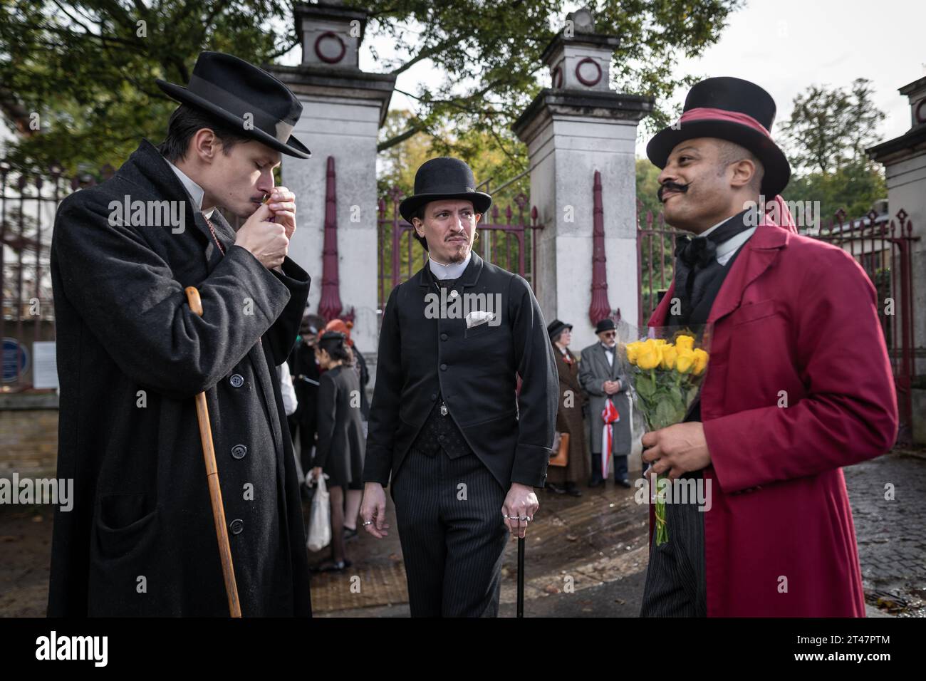 Londra, Regno Unito. 29 ottobre 2023. Riunione di Halloween della Society of Salome al Nunhead Cemetery. I devoti impeccabilmente vestiti della moda e della cultura dei periodi vittoriano, edoardiano e Art Deco si riuniscono per una passeggiata mattutina al cimitero di grado II. Crediti: Guy Corbishley/Alamy Live News Foto Stock