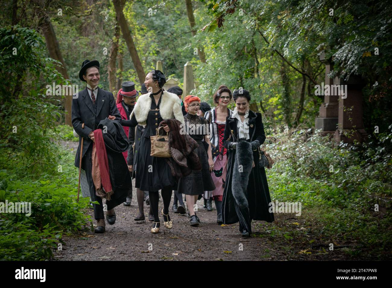 Londra, Regno Unito. 29 ottobre 2023. Riunione di Halloween della Society of Salome al Nunhead Cemetery. I devoti impeccabilmente vestiti della moda e della cultura dei periodi vittoriano, edoardiano e Art Deco si riuniscono per una passeggiata mattutina al cimitero di grado II. Crediti: Guy Corbishley/Alamy Live News Foto Stock