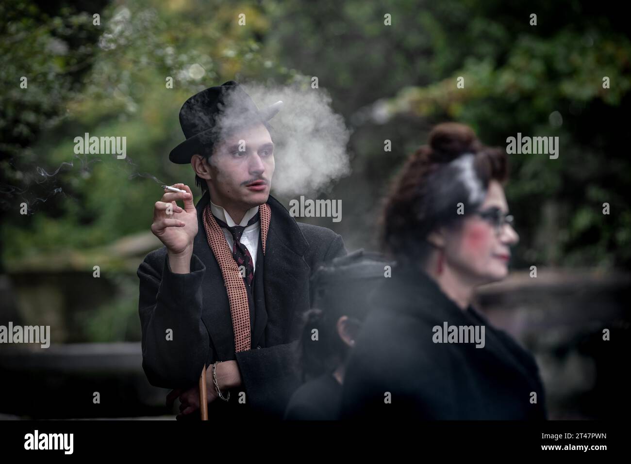 Londra, Regno Unito. 29 ottobre 2023. Riunione di Halloween della Society of Salome al Nunhead Cemetery. I devoti impeccabilmente vestiti della moda e della cultura dei periodi vittoriano, edoardiano e Art Deco si riuniscono per una passeggiata mattutina al cimitero di grado II. Crediti: Guy Corbishley/Alamy Live News Foto Stock