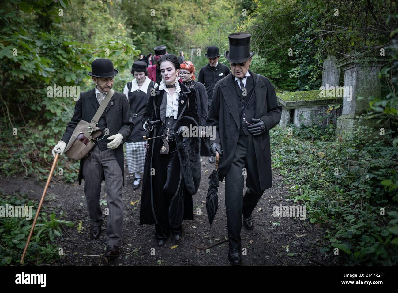 Londra, Regno Unito. 29 ottobre 2023. Riunione di Halloween della Society of Salome al Nunhead Cemetery. I devoti impeccabilmente vestiti della moda e della cultura dei periodi vittoriano, edoardiano e Art Deco si riuniscono per una passeggiata mattutina al cimitero di grado II. Crediti: Guy Corbishley/Alamy Live News Foto Stock