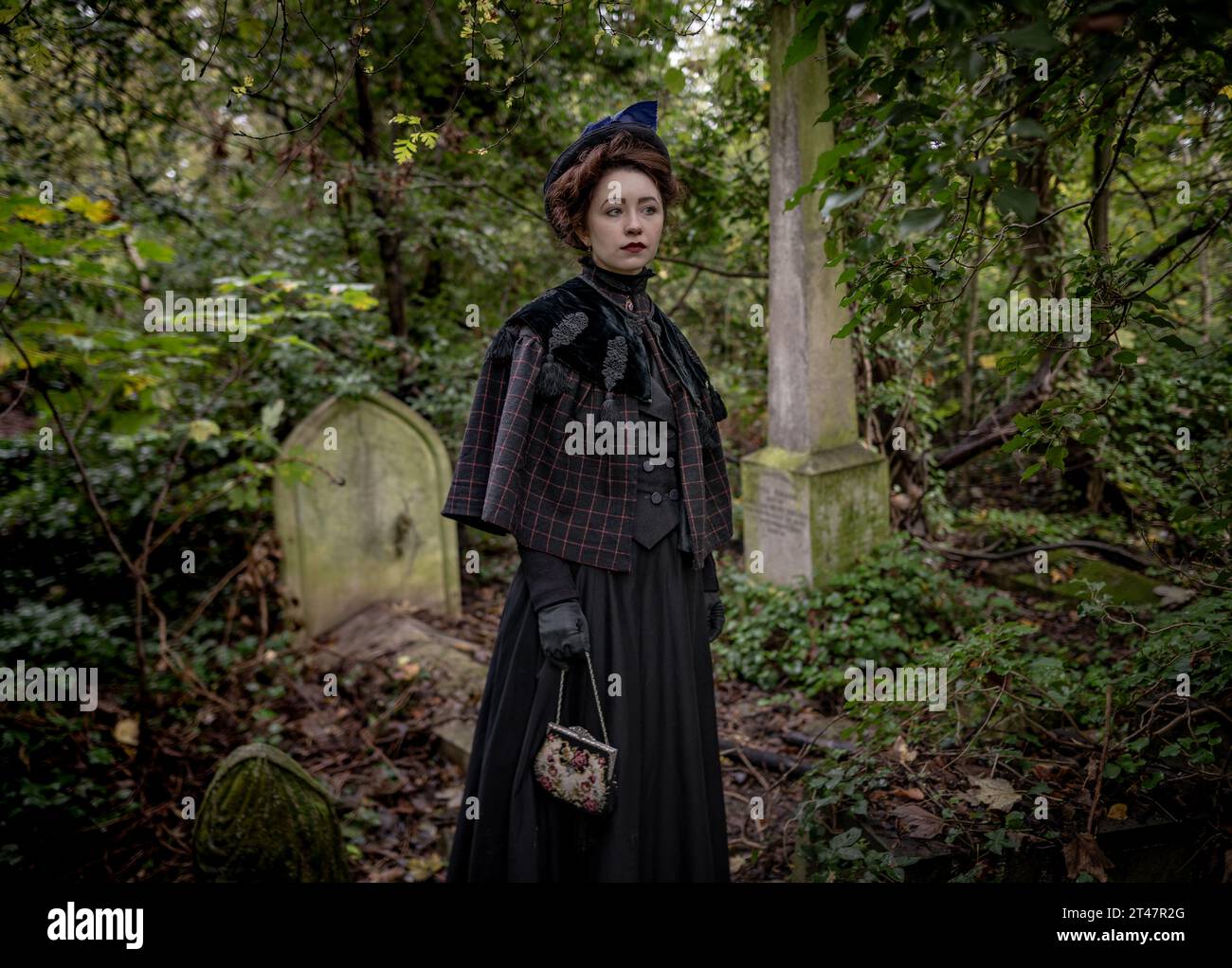 Londra, Regno Unito. 29 ottobre 2023. Riunione di Halloween della Society of Salome al Nunhead Cemetery. I devoti impeccabilmente vestiti della moda e della cultura dei periodi vittoriano, edoardiano e Art Deco si riuniscono per una passeggiata mattutina al cimitero di grado II. Crediti: Guy Corbishley/Alamy Live News Foto Stock