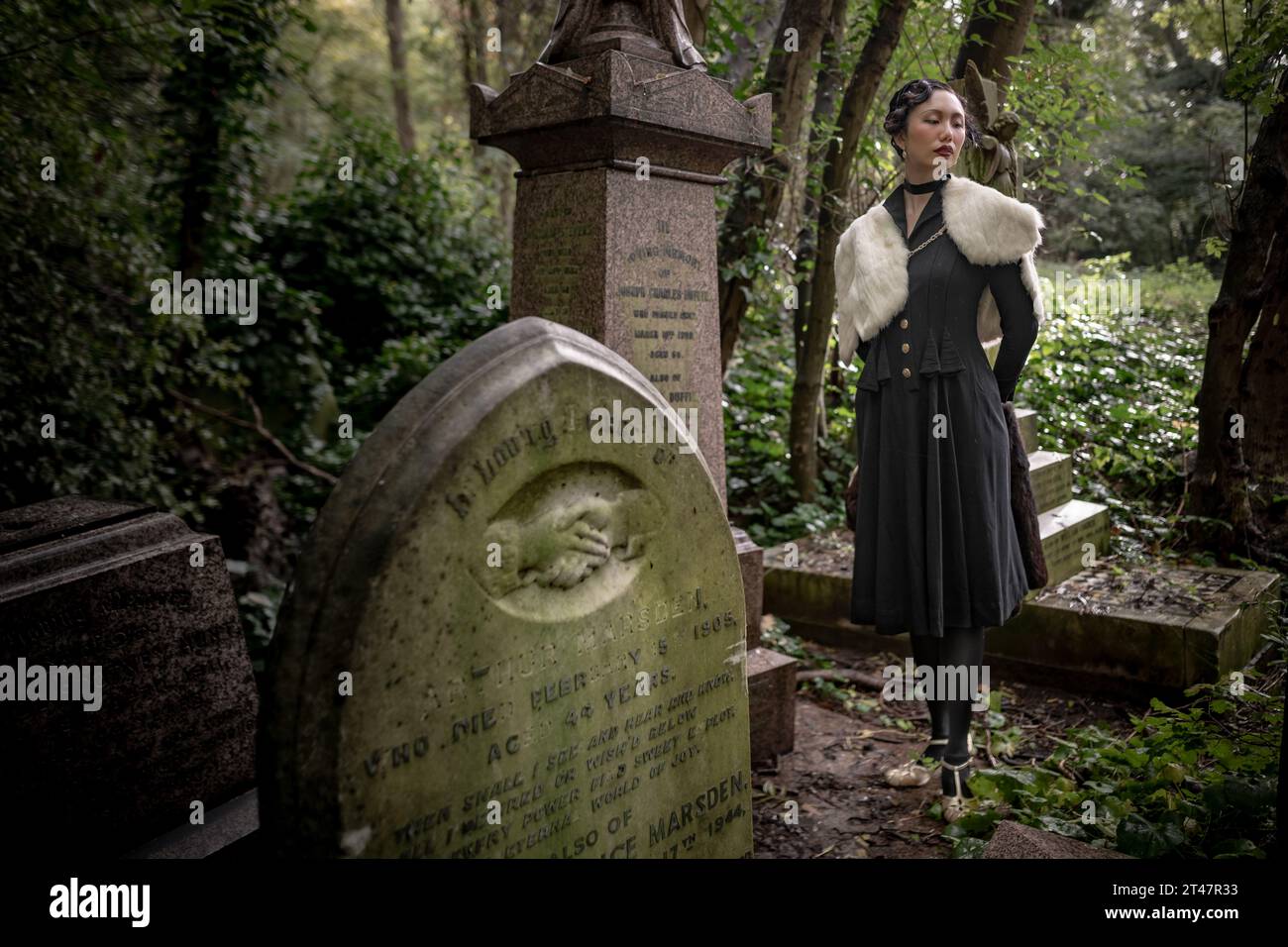 Londra, Regno Unito. 29 ottobre 2023. Riunione di Halloween della Society of Salome al Nunhead Cemetery. I devoti impeccabilmente vestiti della moda e della cultura dei periodi vittoriano, edoardiano e Art Deco si riuniscono per una passeggiata mattutina al cimitero di grado II. Crediti: Guy Corbishley/Alamy Live News Foto Stock