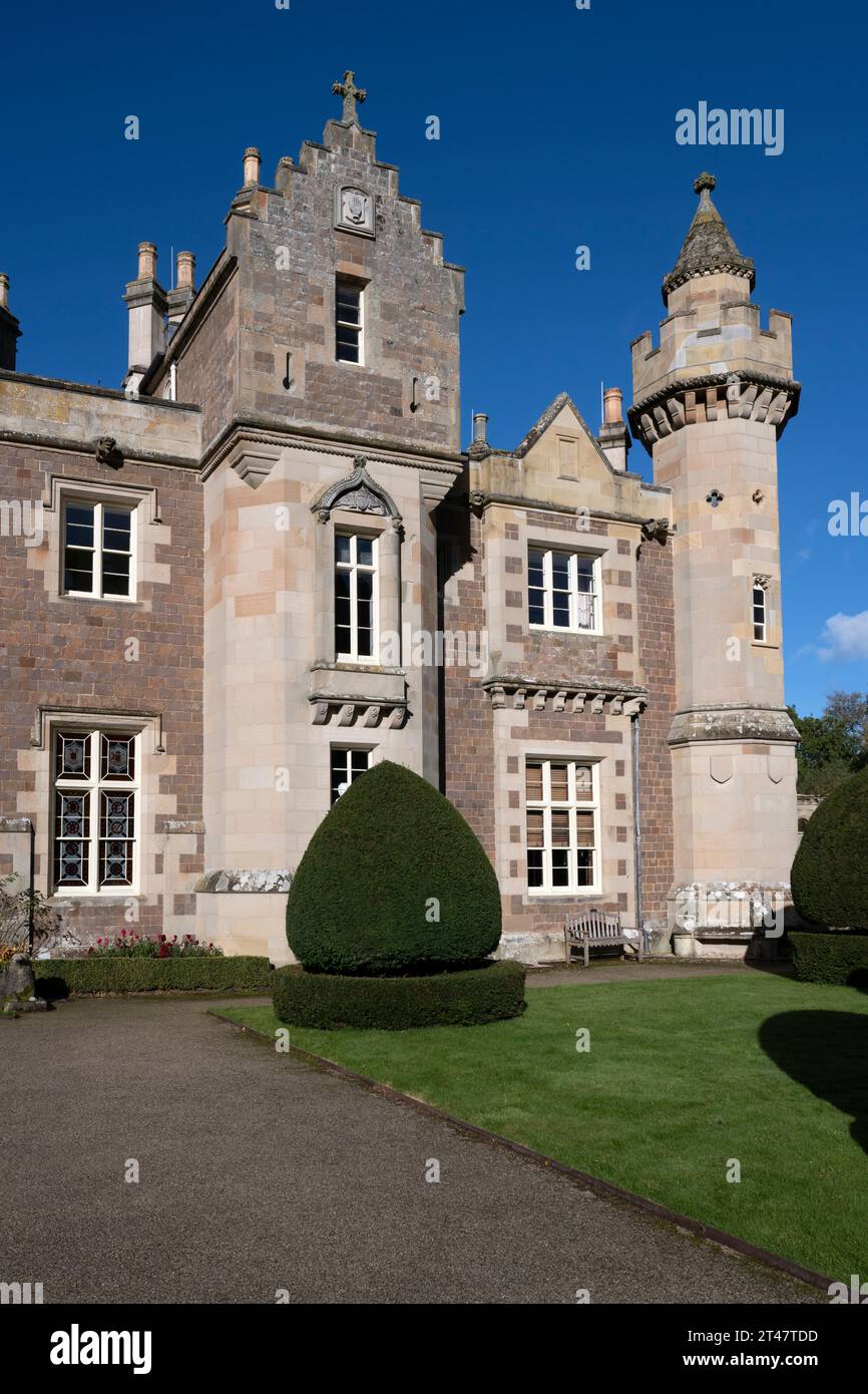 Abbotsford House, Abbotsford, Melrose, Roxburghshire, Scozia, Regno Unito - casa di Sir Walter Scott - vista esterna della casa e dei giardini. Foto Stock