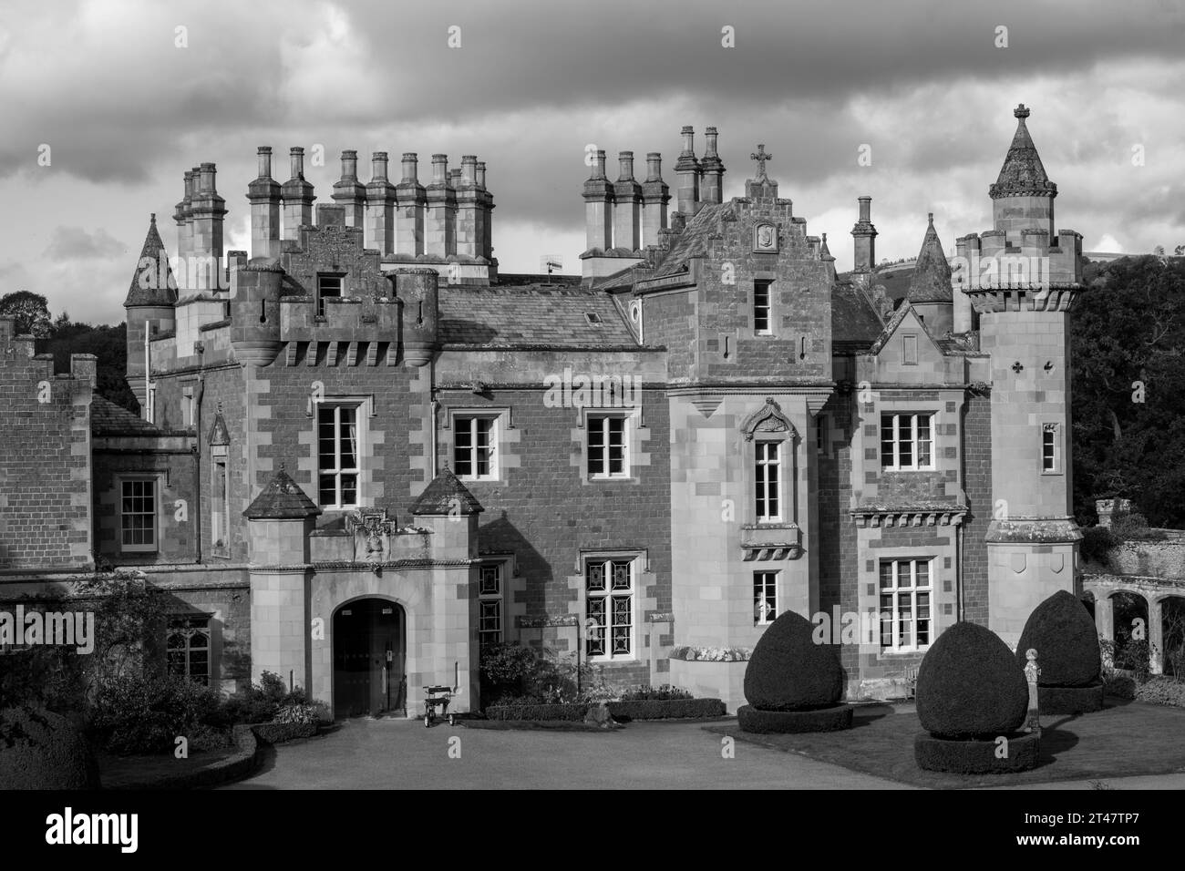 Abbotsford House, Abbotsford, Melrose, Roxburghshire, Scozia, Regno Unito - casa di Sir Walter Scott - vista esterna della casa e dei giardini. Foto Stock