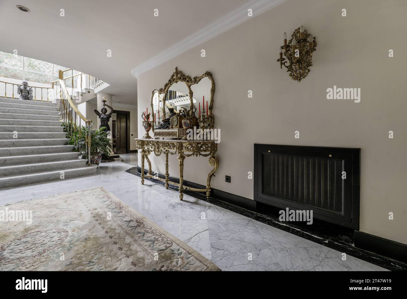 Scala di una casa di lusso con ringhiere in metallo cromato e corrimano dorati, grandi vasi decorativi, Foto Stock