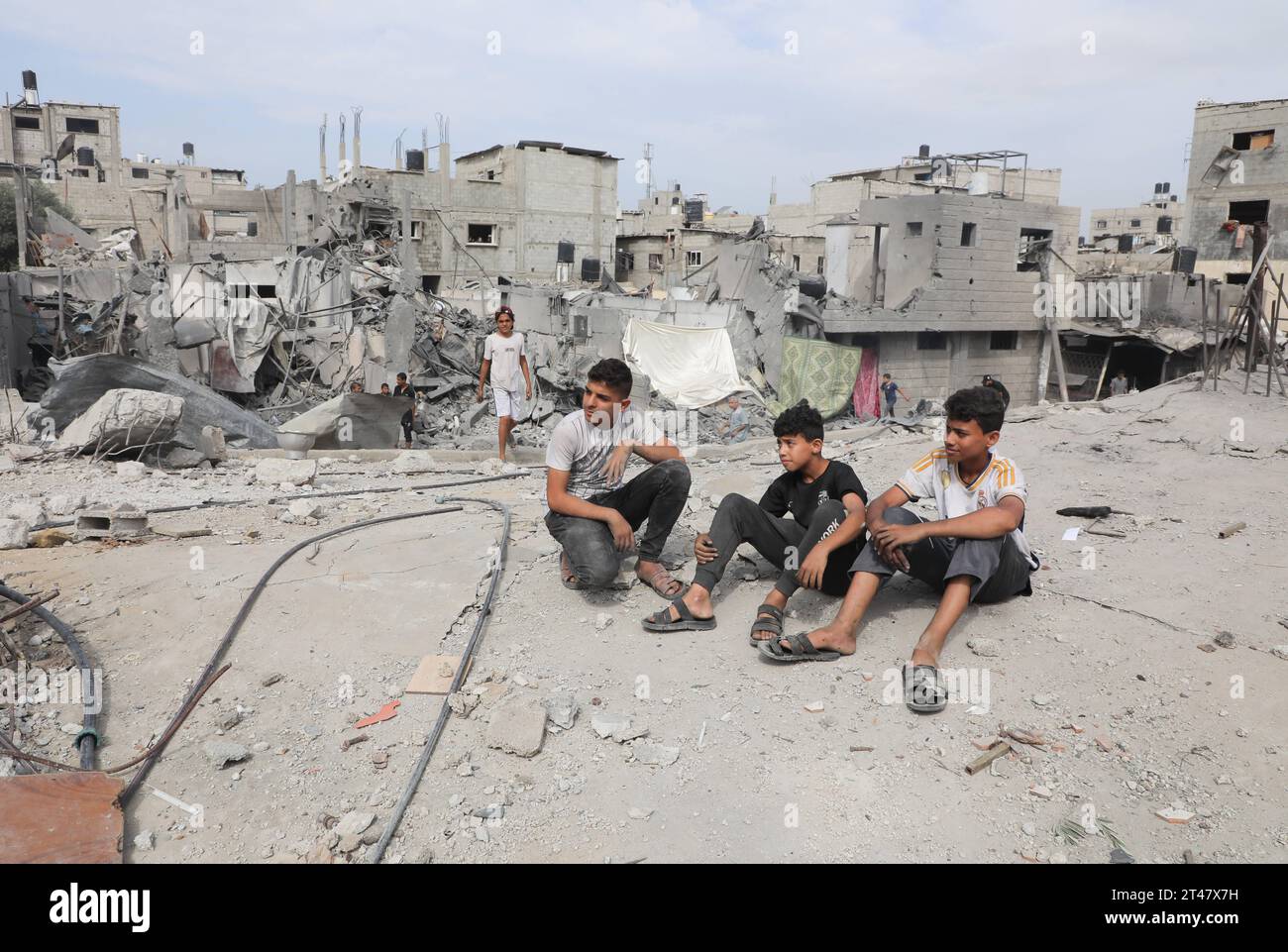 I palestinesi cercano tra le macerie di edifici distrutti durante l'attacco aereo israeliano a El-Nuseirat i palestinesi cercano tra le macerie di edifici distrutti durante l'attacco aereo israeliano a El-Nuseirat, centro della Striscia di Gaza. Foto di Naaman Omar apaimages El-Nuseirat Striscia di Gaza territorio palestinese 291023_Nuseirat_NAA_0026 Copyright: XapaimagesxNaamanxOmarxxxapaimagesx credito: Imago/Alamy Live News Foto Stock