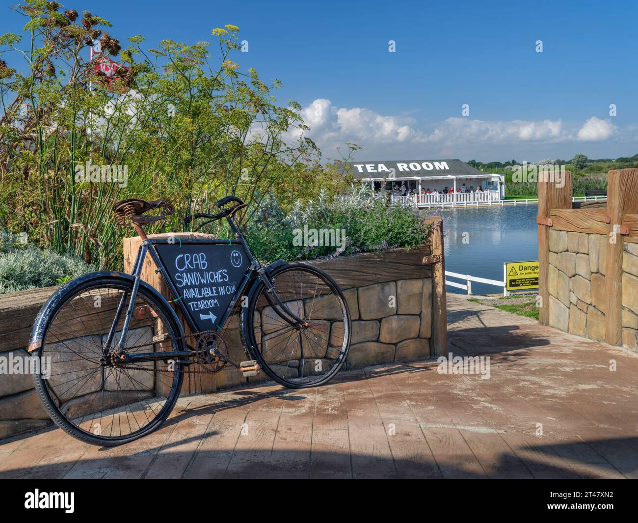 Una bicicletta d'epoca pubblicizza panini di granchio all'entrata della popolare Tea Room nella località balneare di Southwold nel Suffolk, in Inghilterra. Foto Stock