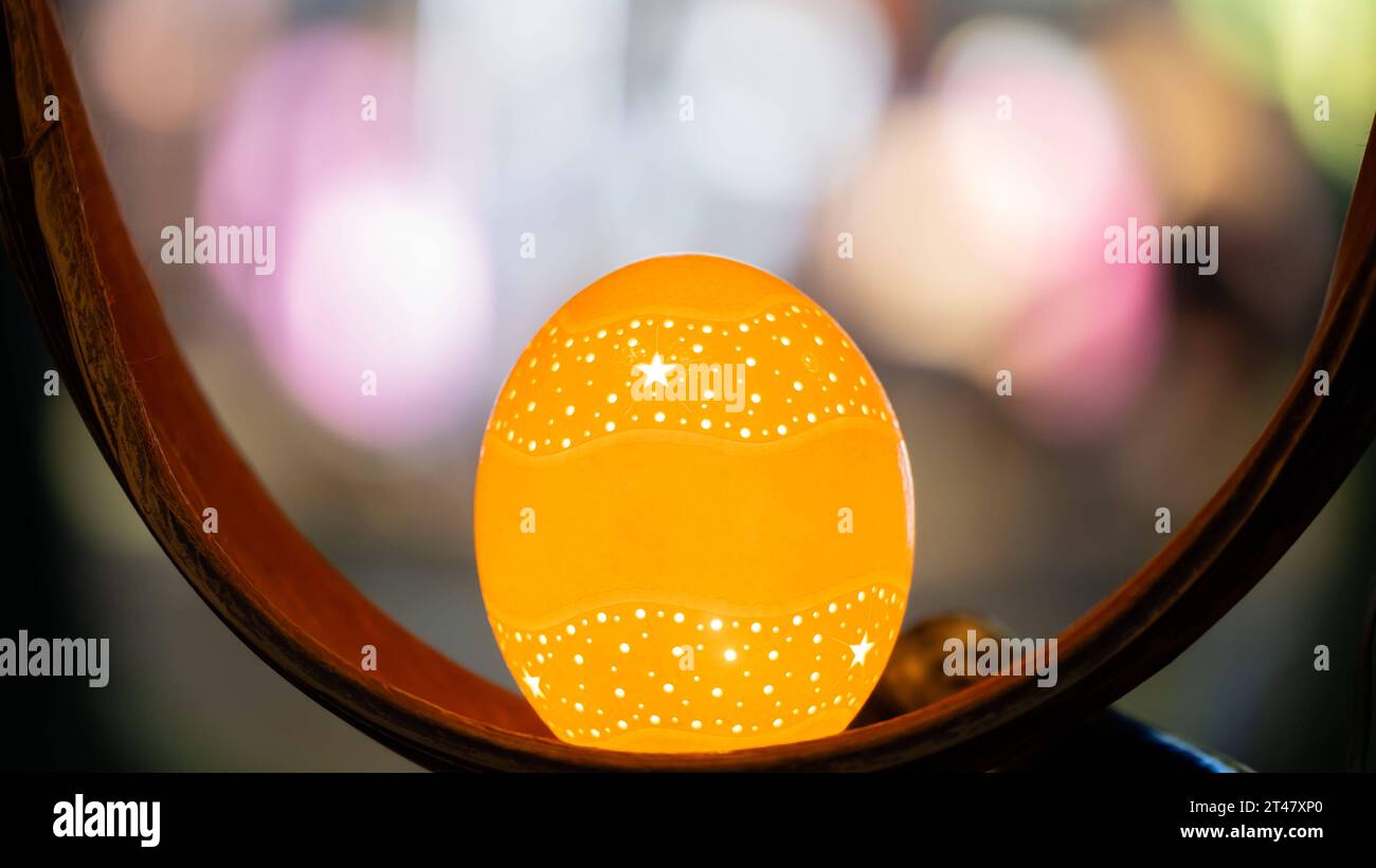 21.10.2023, Deutschland, Sachsen, Großharthau: Zur Messe ãHerbstzauber' wurde am Wochenende in den Schlosspark Großharthau eingeladen. Tausende Besucher nutzen vor allem am Sonnabend das schöne Herbstwetter, am Freitag und Sonntag ging es indes zumindest zeitweise nicht ohne Regenschirm. *** 21 10 2023, Germania, Sassonia, Großharthau alla fiera ãHerbstzauber' è stato invitato al fine settimana nel parco del castello Großharthau migliaia di visitatori hanno approfittato del bel tempo autunnale, soprattutto il sabato, il venerdì e la domenica, tuttavia, è andato almeno temporaneamente non senza ombrello Foto Stock