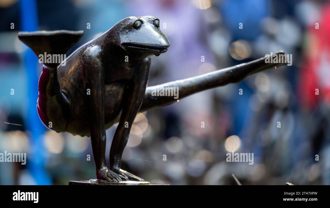 21.10.2023, Deutschland, Sachsen, Großharthau: Zur Messe ãHerbstzauber' wurde am Wochenende in den Schlosspark Großharthau eingeladen. Tausende Besucher nutzen vor allem am Sonnabend das schöne Herbstwetter, am Freitag und Sonntag ging es indes zumindest zeitweise nicht ohne Regenschirm. *** 21 10 2023, Germania, Sassonia, Großharthau alla fiera ãHerbstzauber' è stato invitato al fine settimana nel parco del castello Großharthau migliaia di visitatori hanno approfittato del bel tempo autunnale, soprattutto il sabato, il venerdì e la domenica, tuttavia, è andato almeno temporaneamente non senza ombrello Foto Stock