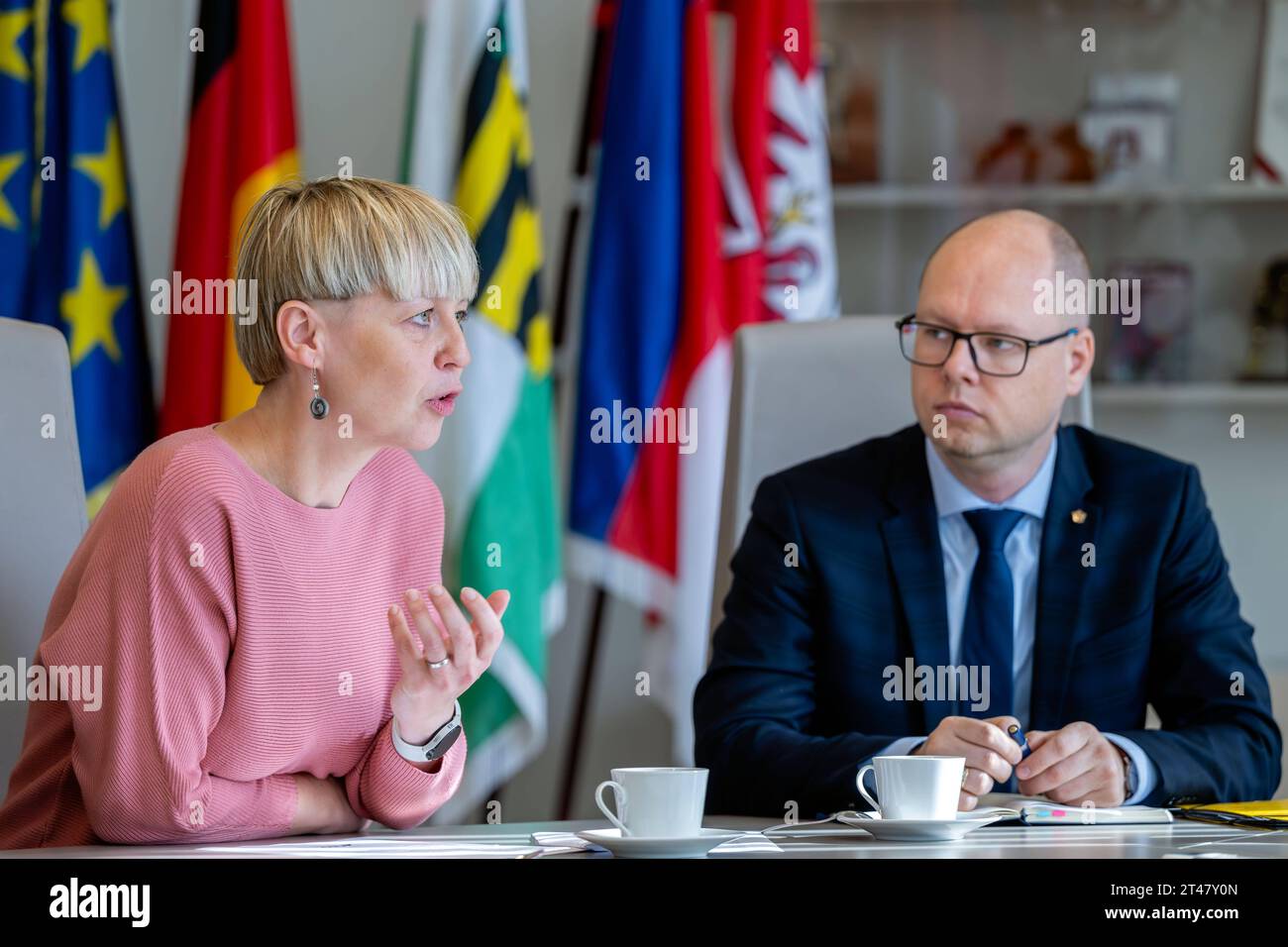 25.10.2023, Deutschland, Sachsen, Bautzen: Haus der Sorben C Domowina-Geschäftsführerin Judith Scholze und Vorsitzender Dawid Statnik. *** 25 10 2023, Germania, Sassonia, Bautzen Haus der Sorben C Domowina Amministratore delegato Judith Scholze e Presidente Dawid Statnik Credit: Imago/Alamy Live News Foto Stock