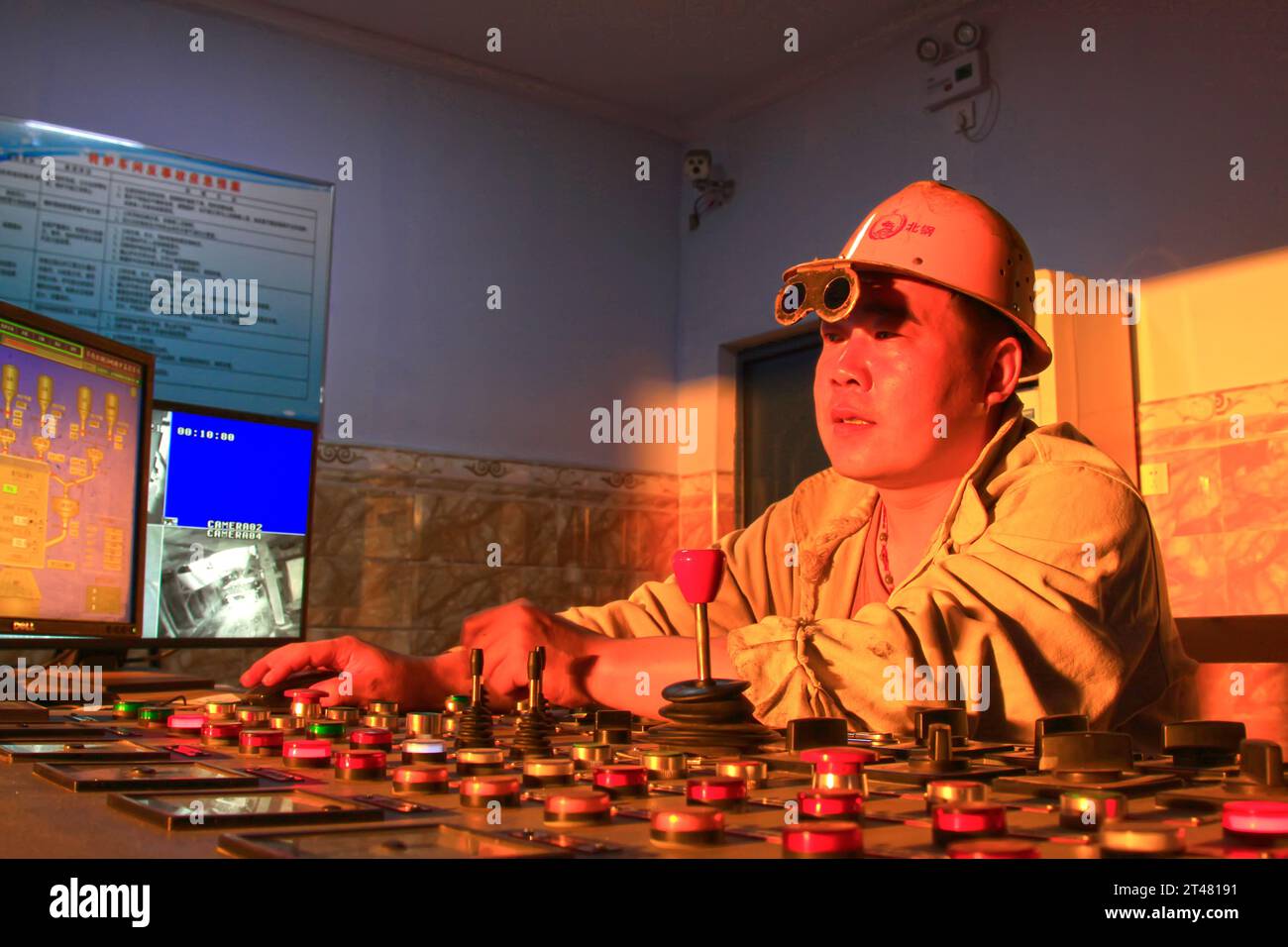TANGSHAN - 19 GIUGNO: Lavori tesi dei lavoratori delle acciaierie di trasformazione, 19 giugno 2014, Tangshan City, provincia di Hebei, Cina Foto Stock
