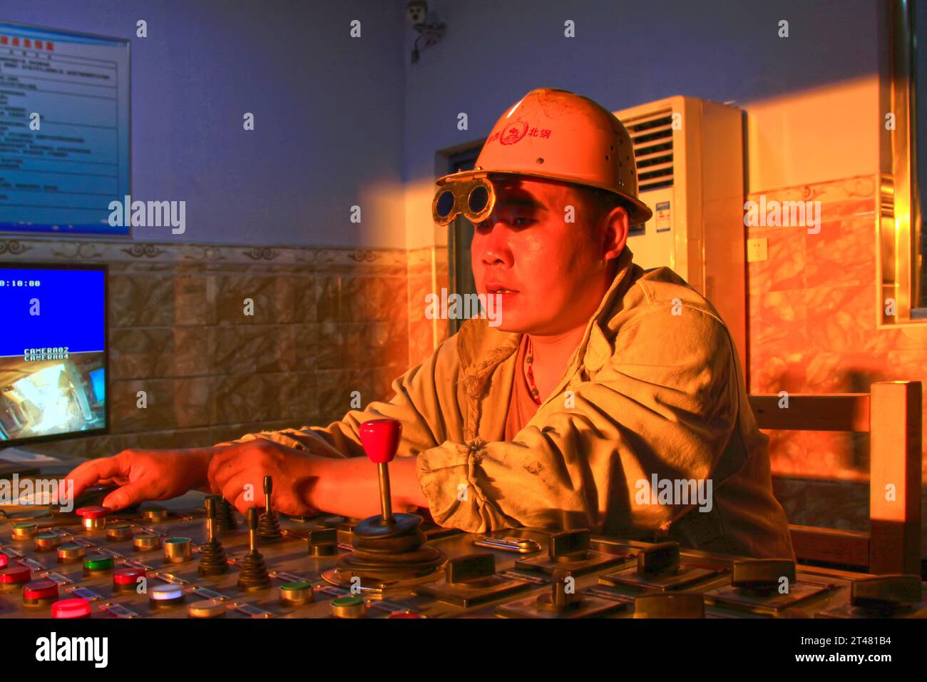 TANGSHAN - 19 GIUGNO: Lavori tesi dei lavoratori delle acciaierie di trasformazione, 19 giugno 2014, Tangshan City, provincia di Hebei, Cina Foto Stock
