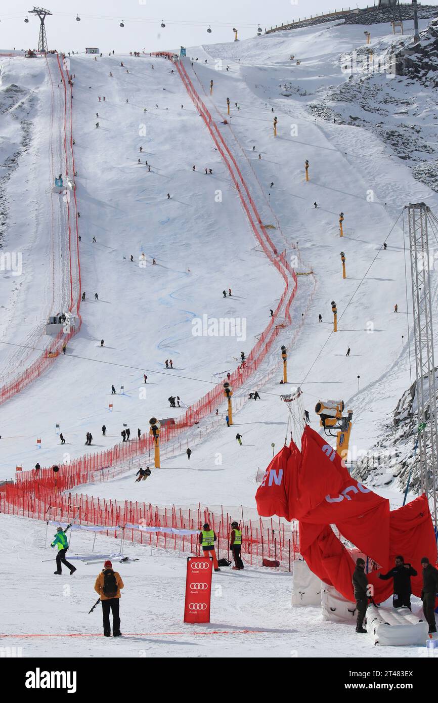 Solden, Tirolo, Austria. 29 ottobre 2023. Apertura della Coppa del mondo di sci alpino Audi FIS; a causa del forte vento la gara è stata interrotta e poi annullata la pista è utilizzata dai tifosi dopo la cancellazione credito: Action Plus Sports/Alamy Live News Foto Stock